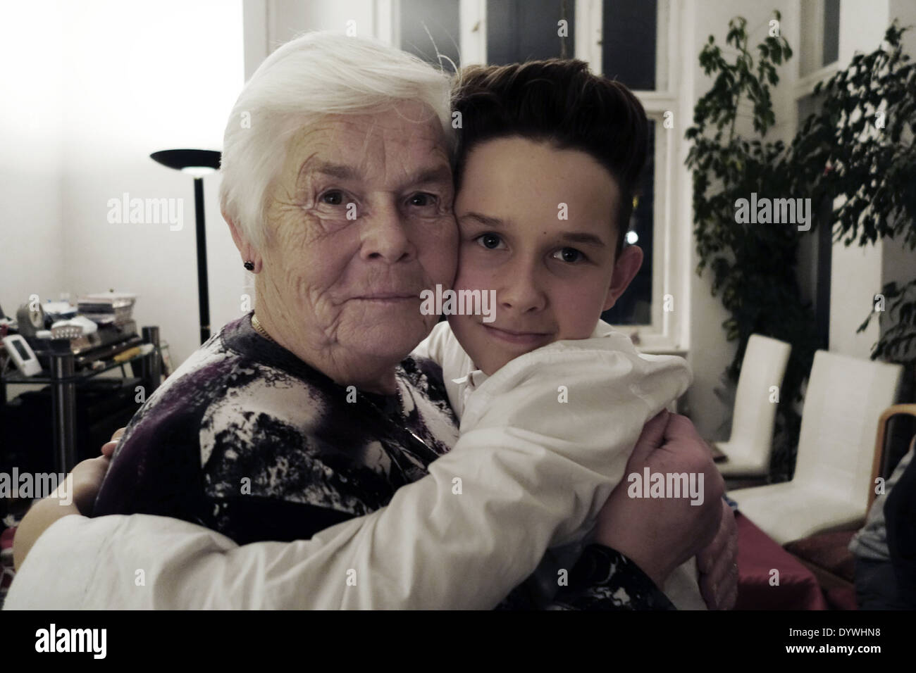Berlin, Deutschland, Oma und Enkel umarmen einander Stockfoto