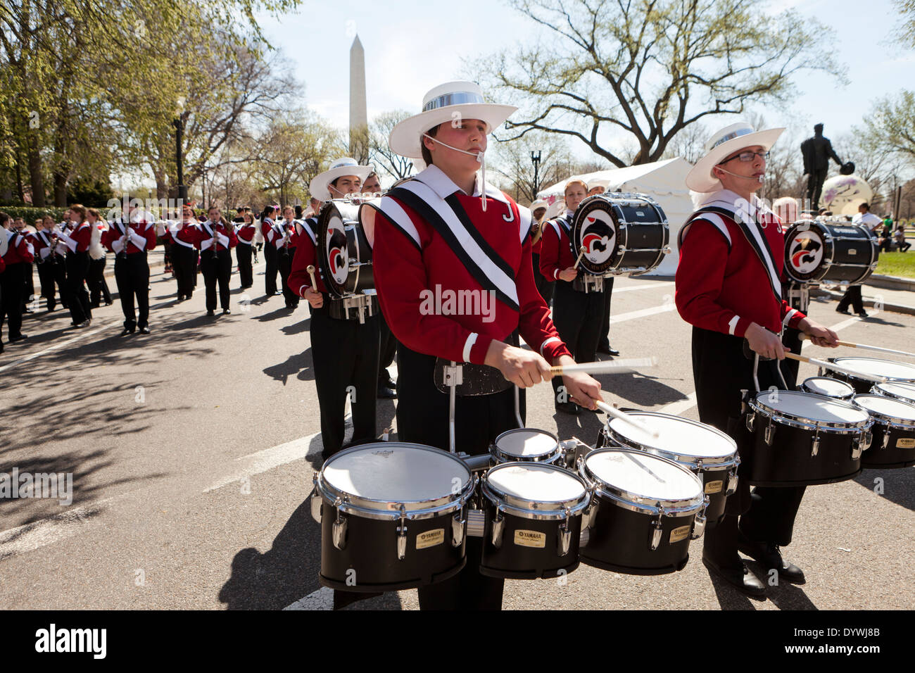 Highschool-Band marching Drums Abschnitt Parade (Snare Drums, Tenor Drums) - USA Stockfoto