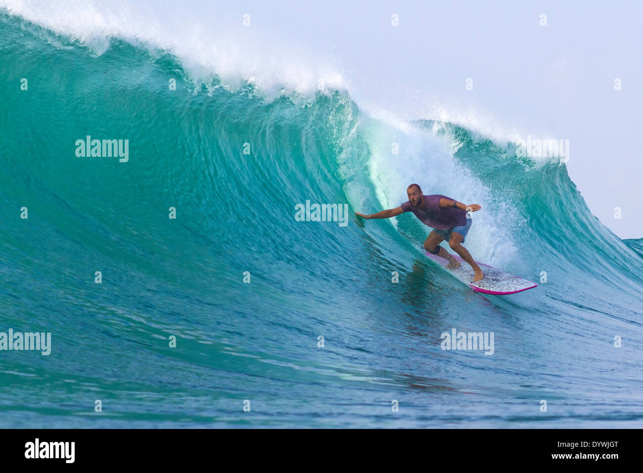 Eine Welle surfen. Insel Bali. Indonesien. Stockfoto