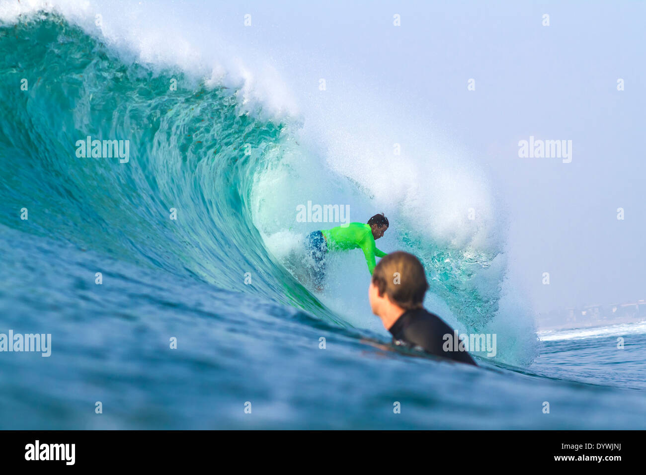 Eine Welle surfen. Insel Bali. Indonesien. Stockfoto