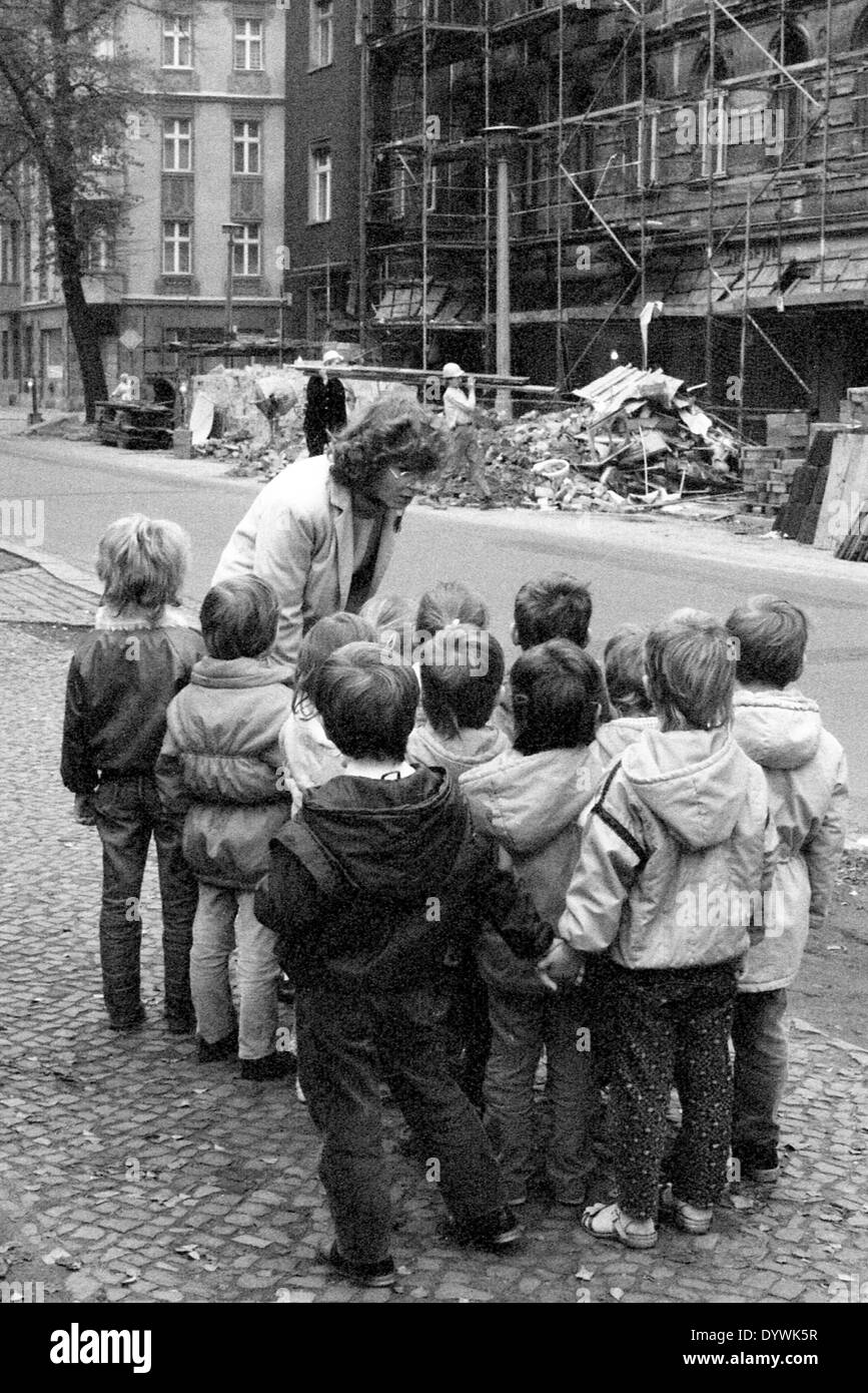 Berlin, DDR, Erzieher, erklärt einer Gruppe von Kindern eine Baustelle Stockfoto