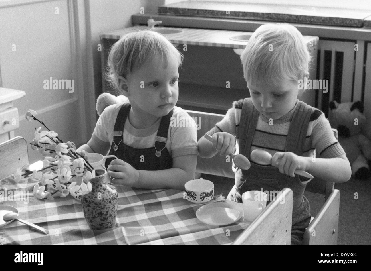 Berlin, DDR, Kleinkind im Kindergarten sitzen an einem Tisch essen Stockfoto