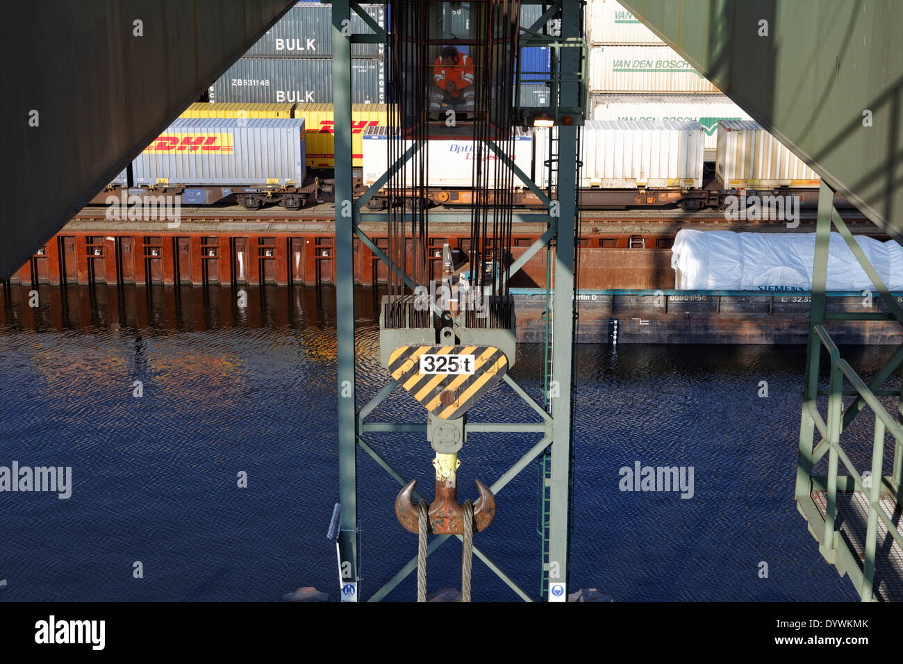 Berlin, Deutschland, crane Operator bei Container-terminal West Harbour Stockfoto