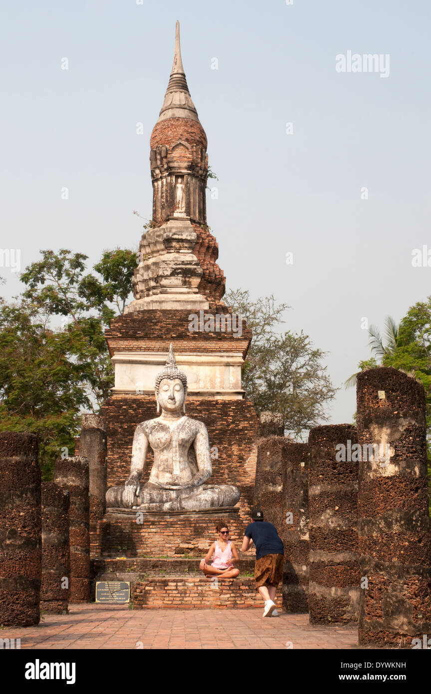 Touristen, die schlecht benehmen am Wat Tra Phang Ngoen, Sukhothai Historical Park, Thailand Stockfoto