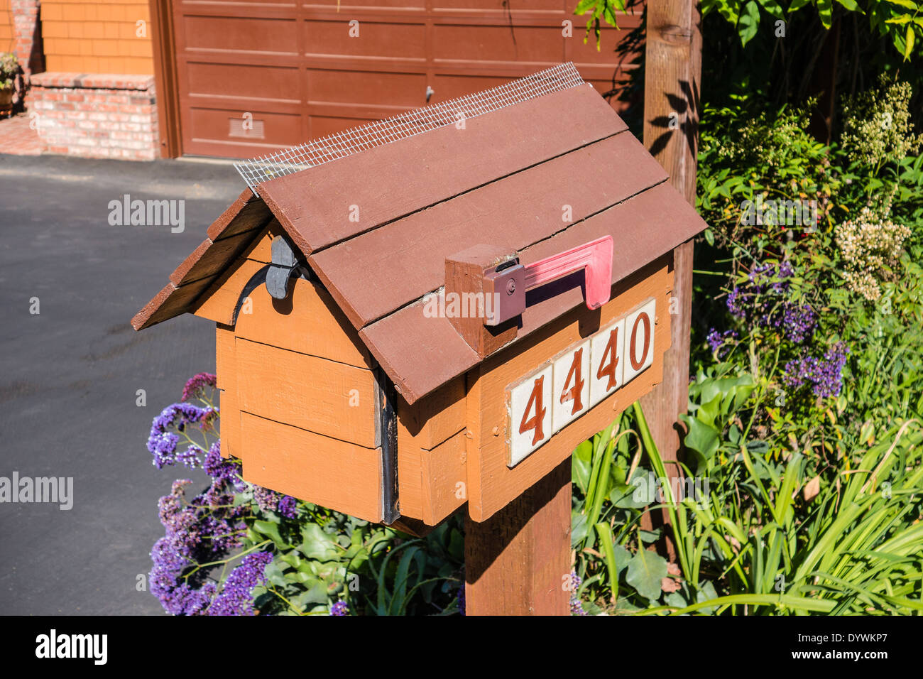 Ein Haus, geformt aus Holz Briefkasten mit Vogel abschreckend auf Oberseite  und Adresse auf der Seite zu einem Aufenthalt im Santa Barbara County,  Kalifornien, USA Stockfotografie - Alamy