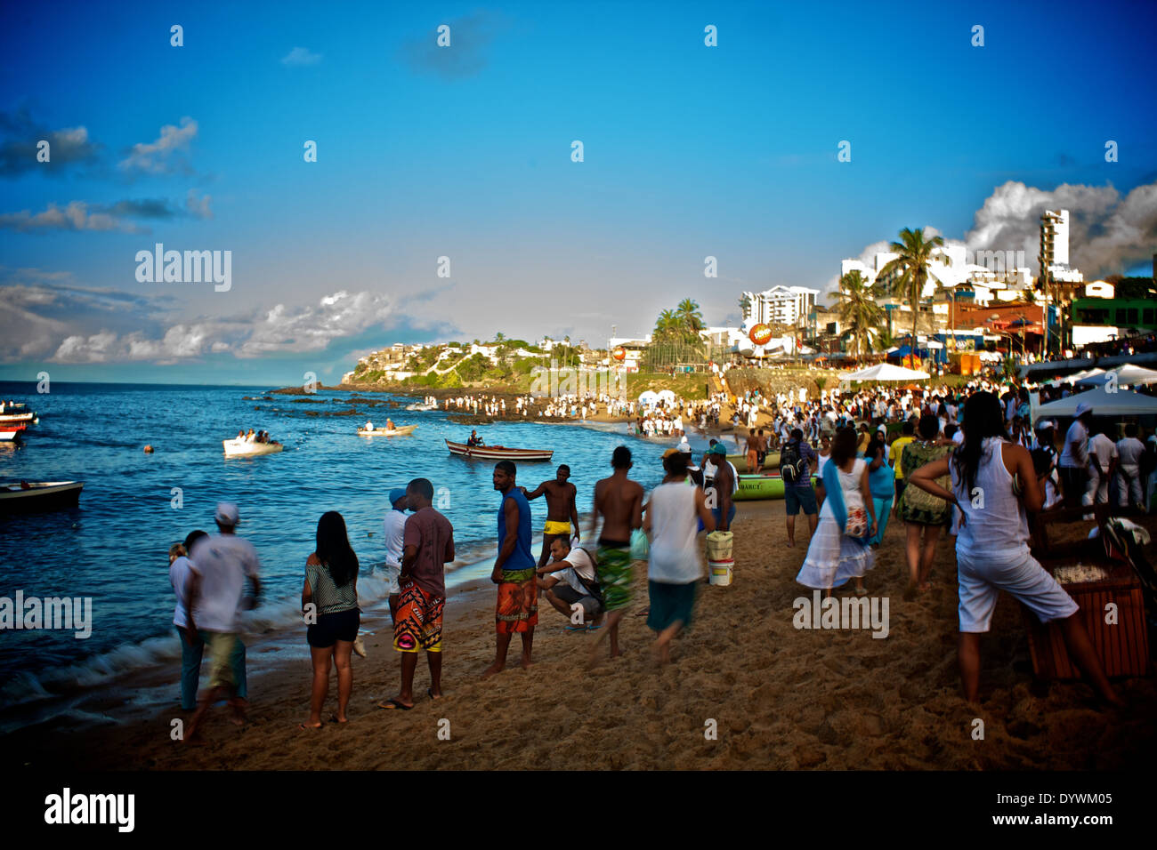 Religiöse und volkstümliche Party am Strand: Yemanja´s Partei. Salvador, Bahia, Brasilien Stockfoto