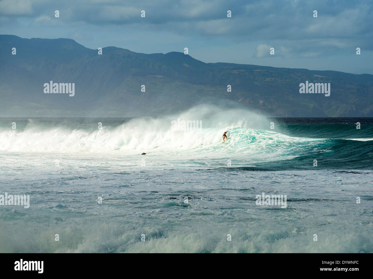 Surfer am berühmten Hookipa Beach in der Nordküste von Maui. Stockfoto