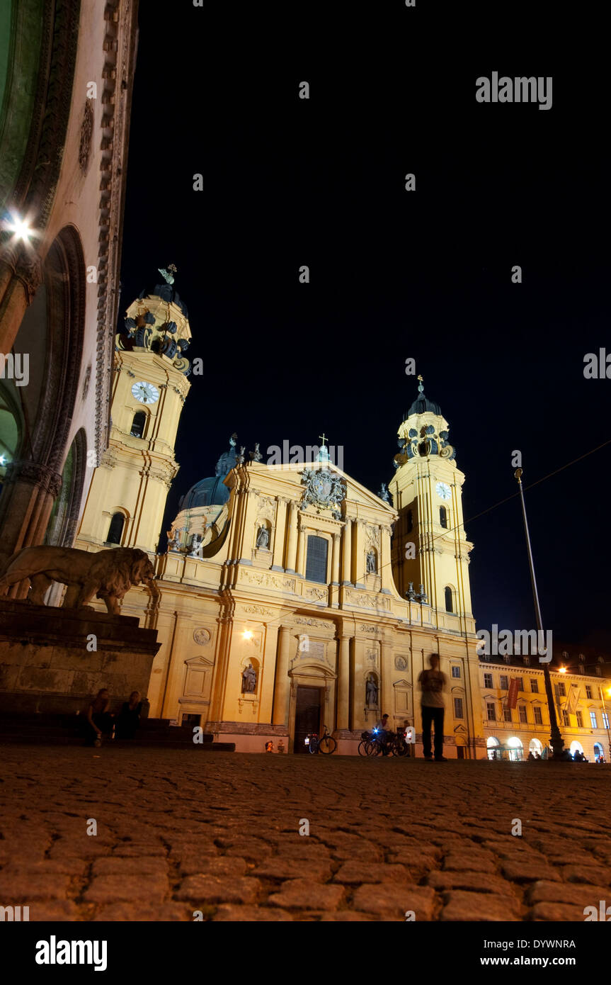 Deutschland, Bayern, München, Feldherrnhalle und Theatinerkirche St. Katejan Kirche Stockfoto