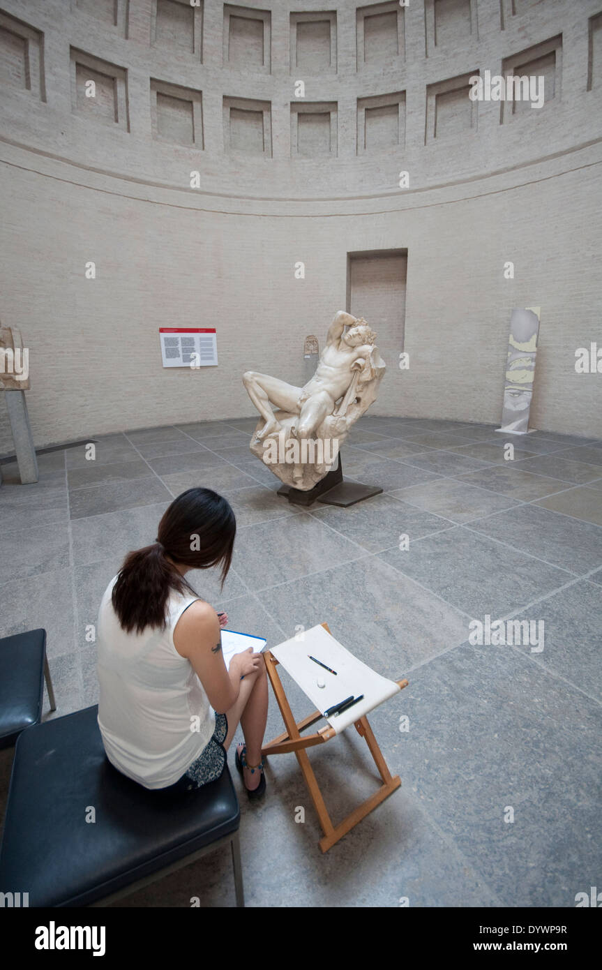 Deutschland, Bayern, München, Glyptothek Museum, Barberini Faun, schlafenden Satyr, Student eine Skulptur Zeichnung Stockfoto