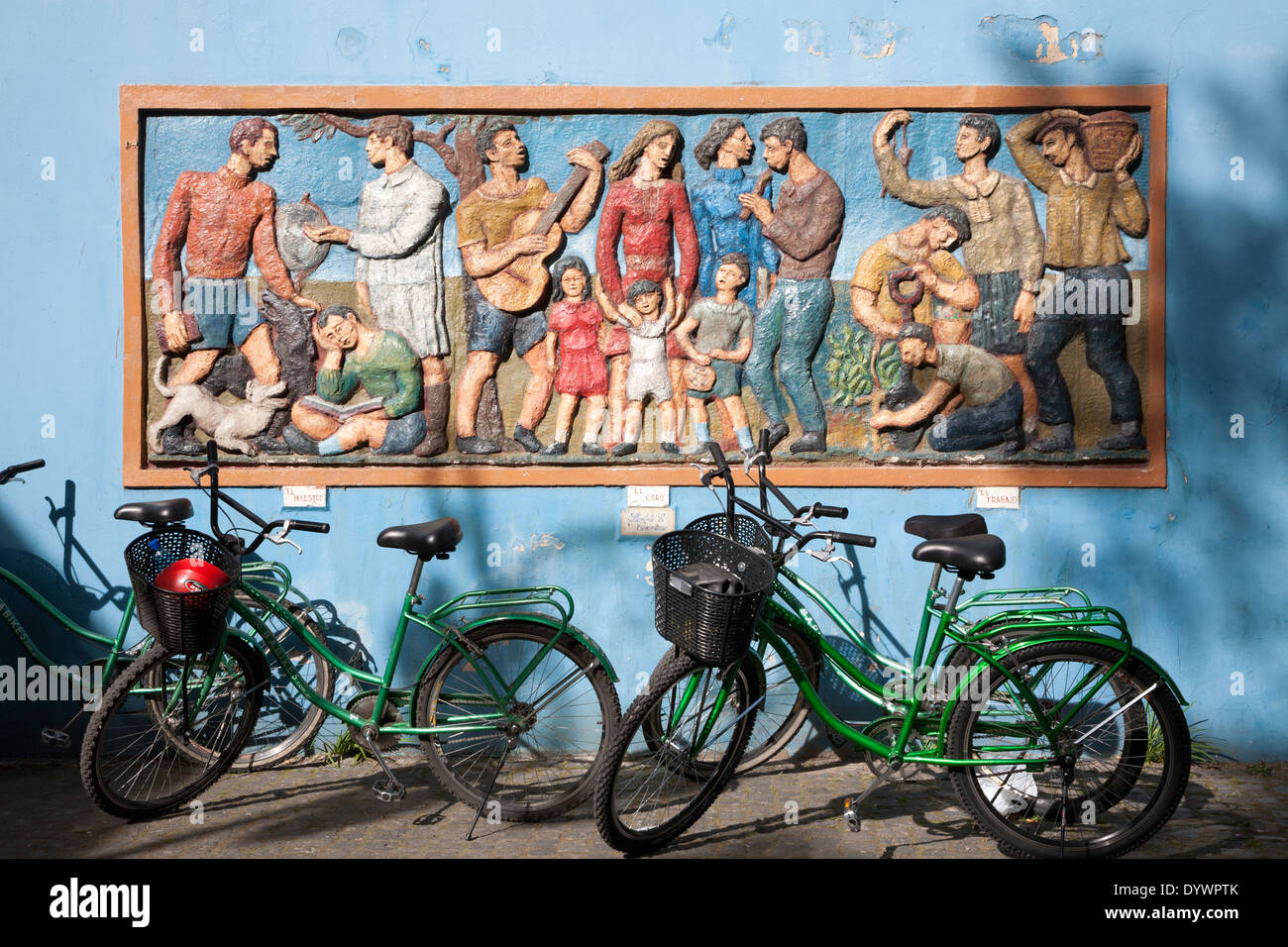 Fahrräder und Wandmalerei Skulptur. Caminito Straße. La Boca-Viertel. Buenos Aires. Argentinien Stockfoto