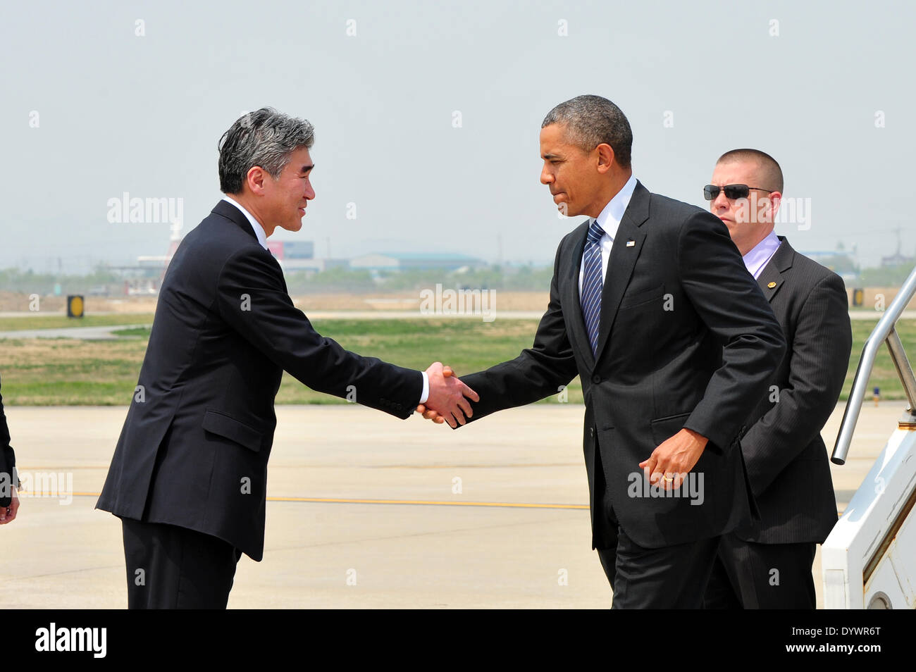 US-Präsident Barack Obama wird von Botschafter in der Republik von Korea Sung Kim bei seiner Ankunft auf Osan Air Base 25. April 2014 begrüßt Pyeongtaek, Südkorea. Stockfoto