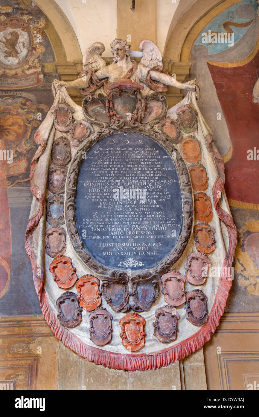 BOLOGNA, Italien - 15. März 2014: Epitaph von externen Atrium des Archiginnasio Stockfoto