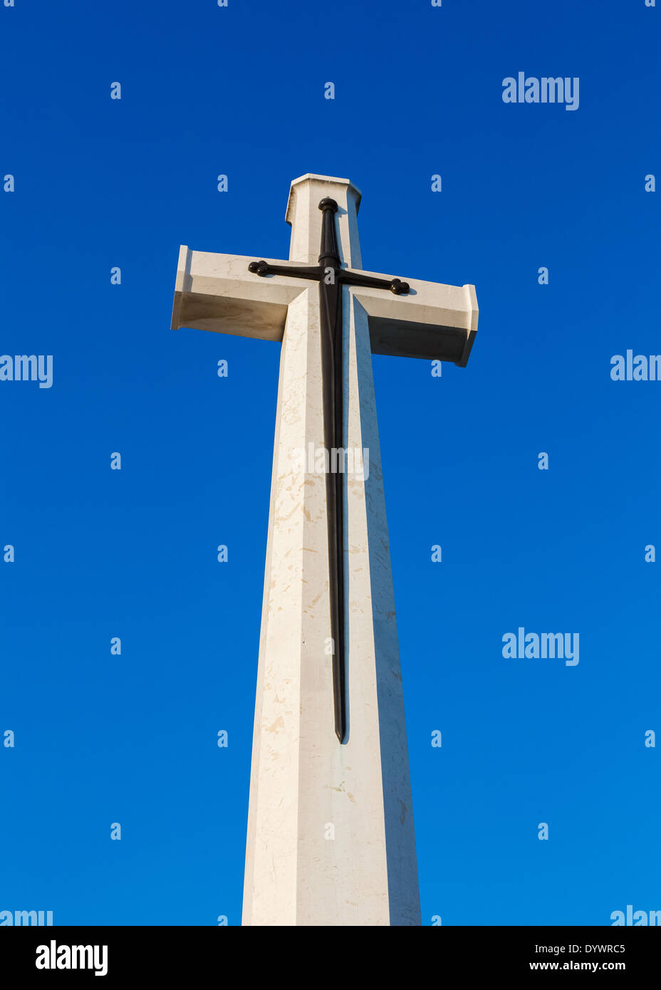 Alten Marmorkreuz vor blauem Himmel Stockfoto