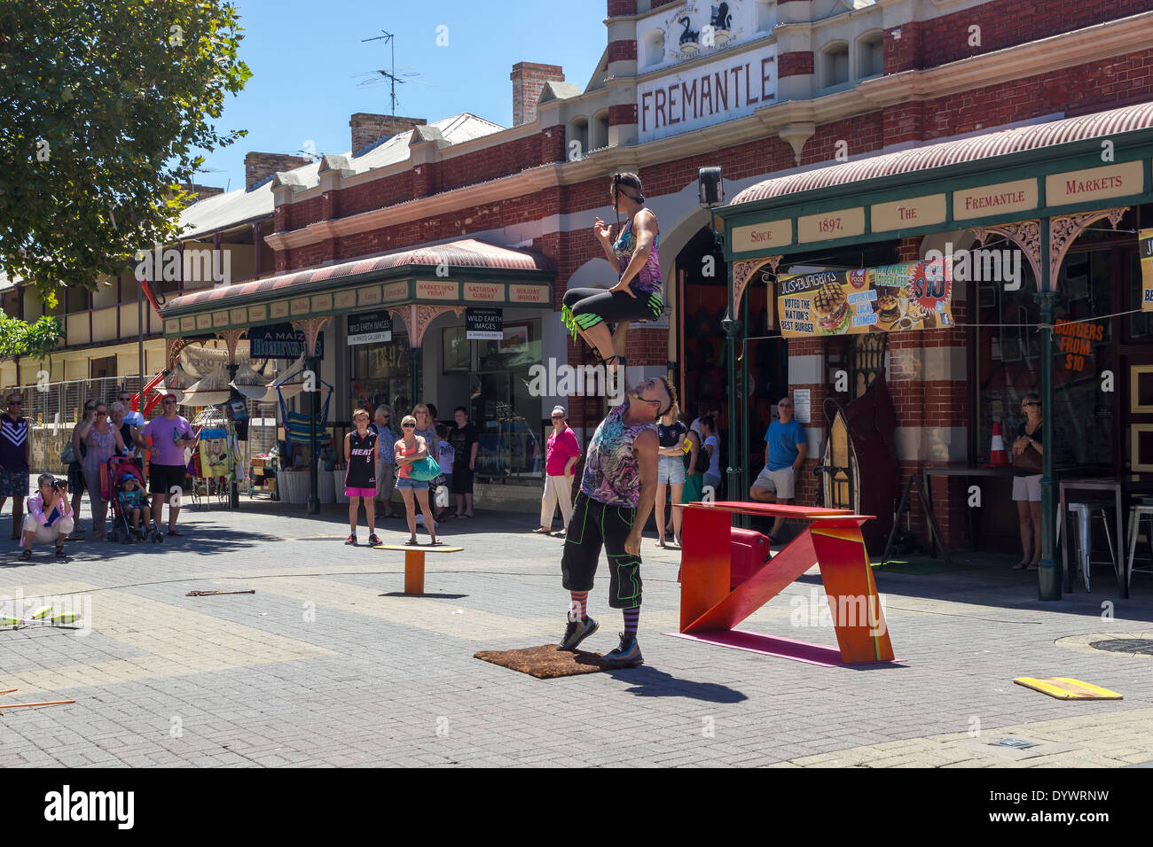 Menschen beobachten Straßenkünstler außerhalb Fremantle Market. Stockfoto