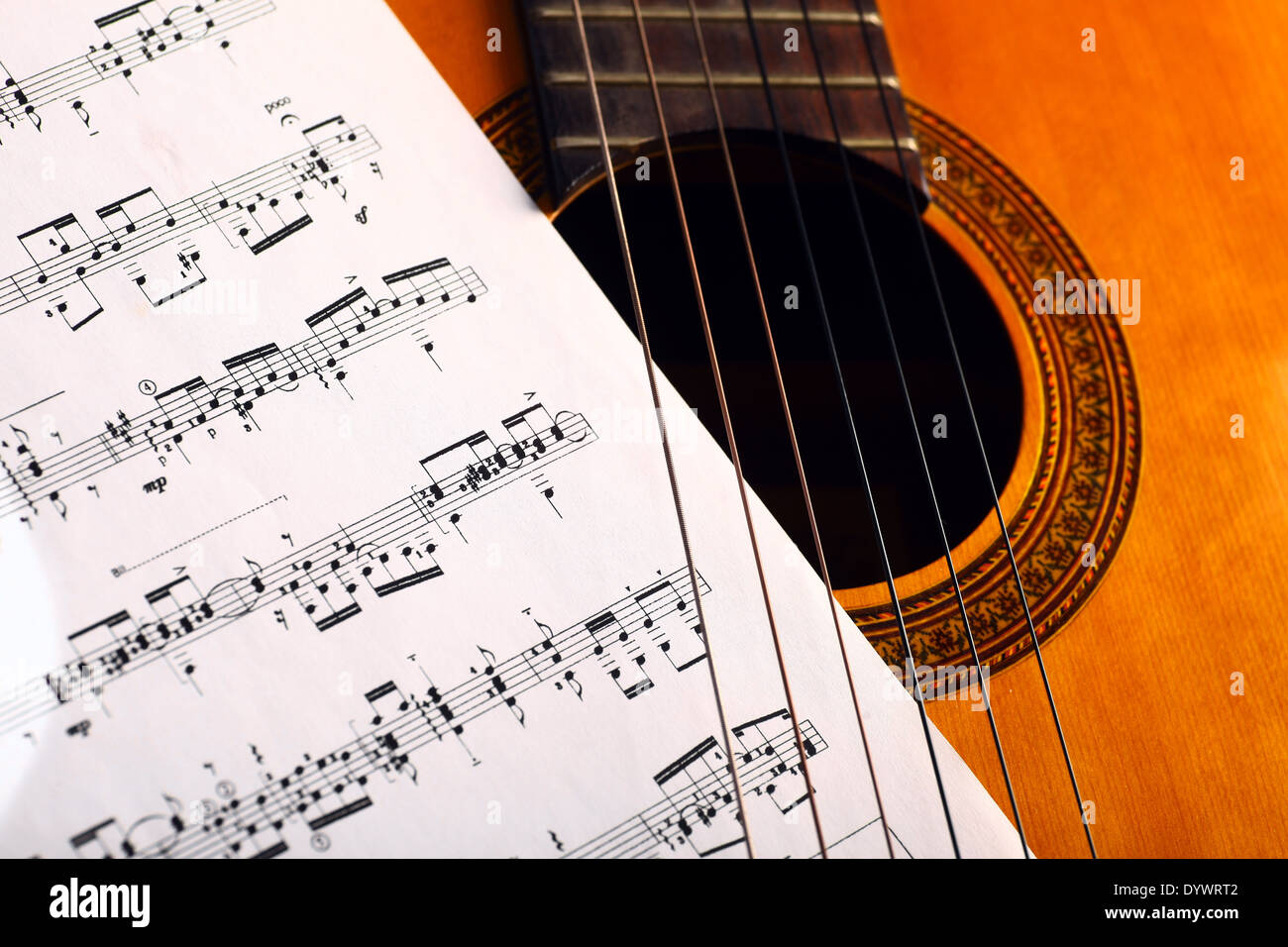 Eine klassische Gitarre und ein Notenblatt. Stockfoto