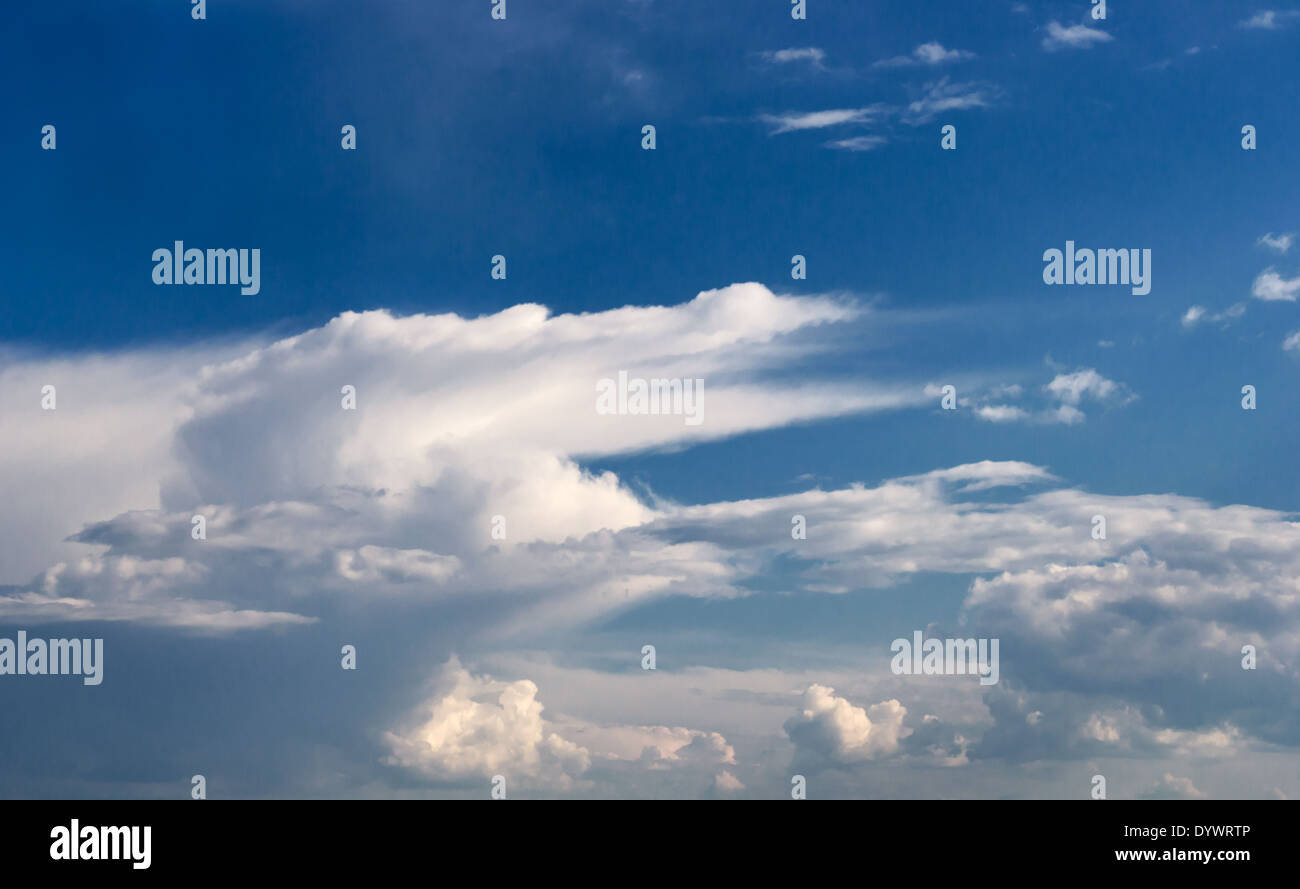 Himmelshintergrund. Blauer Himmel und weiße Wolken Hintergrund. Stockfoto