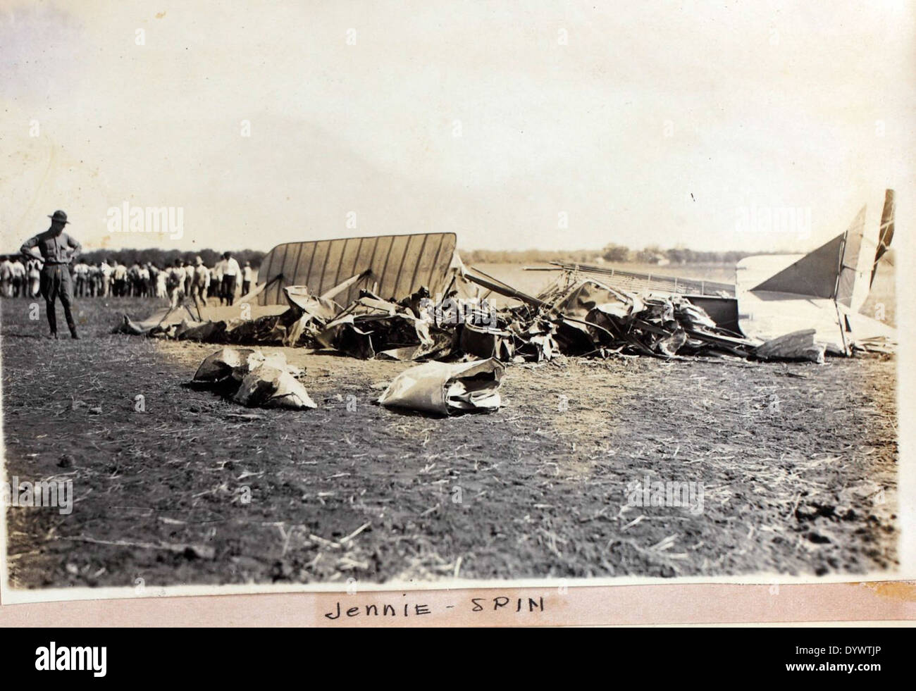 Dieses Foto aus dem AL-58 Album zeigt Fred Alvin Jones, einen Piloten von Eastern Airlines. Das Bild zeigt Jones während seiner Karriere in der kommerziellen Luftfahrt und unterstreicht seine Rolle im frühen Flugbetrieb. Stockfoto