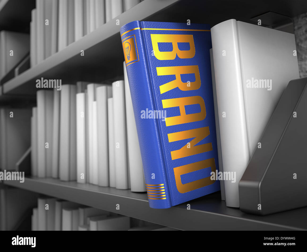 Marke - blaues Buch im Bücherregal zwischen weissen schwarz. Marketingkonzept. Stockfoto