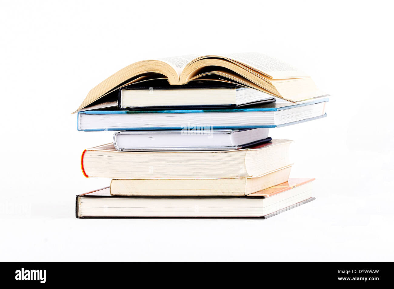 Stapel Bücher auf weißem Hintergrund Stockfoto