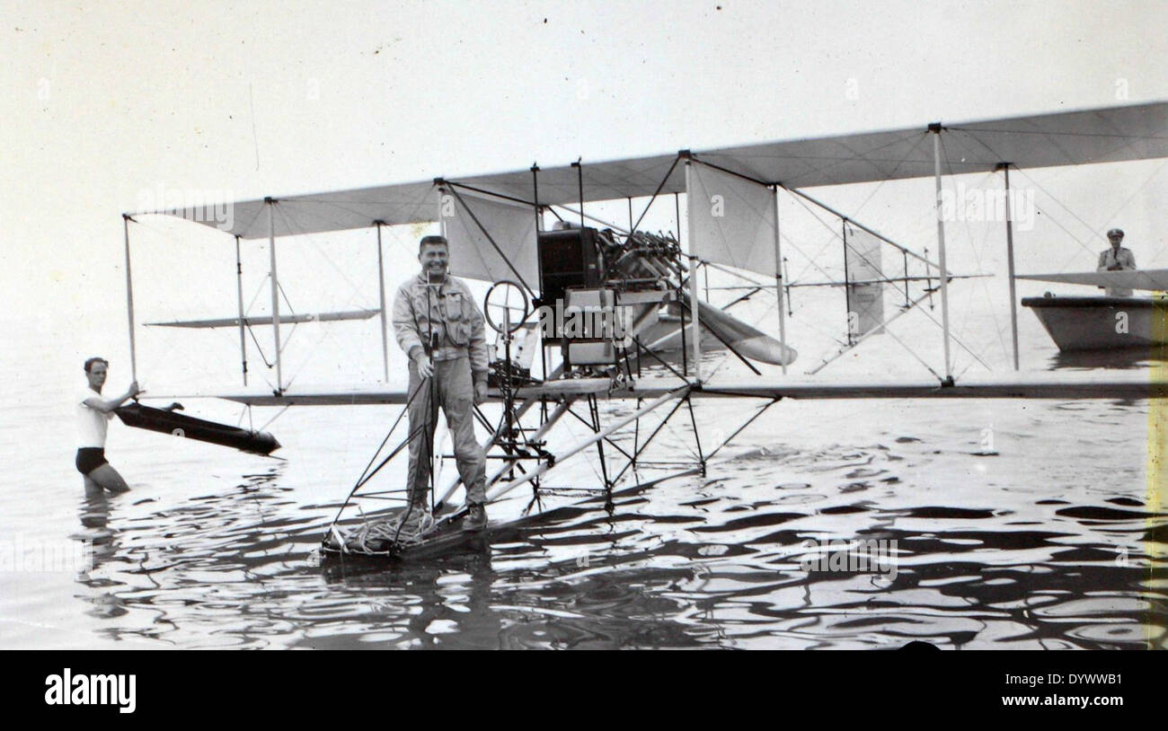 Die Curtiss A-1 Triad, als AL-56 bezeichnet, war ein bahnbrechendes Amphibienflugzeug der US Navy. Es war ein wichtiger Schritt in der Entwicklung des Luftverkehrs, da sowohl Land- als auch Seefahrtsfähigkeiten miteinander kombiniert wurden. Stockfoto