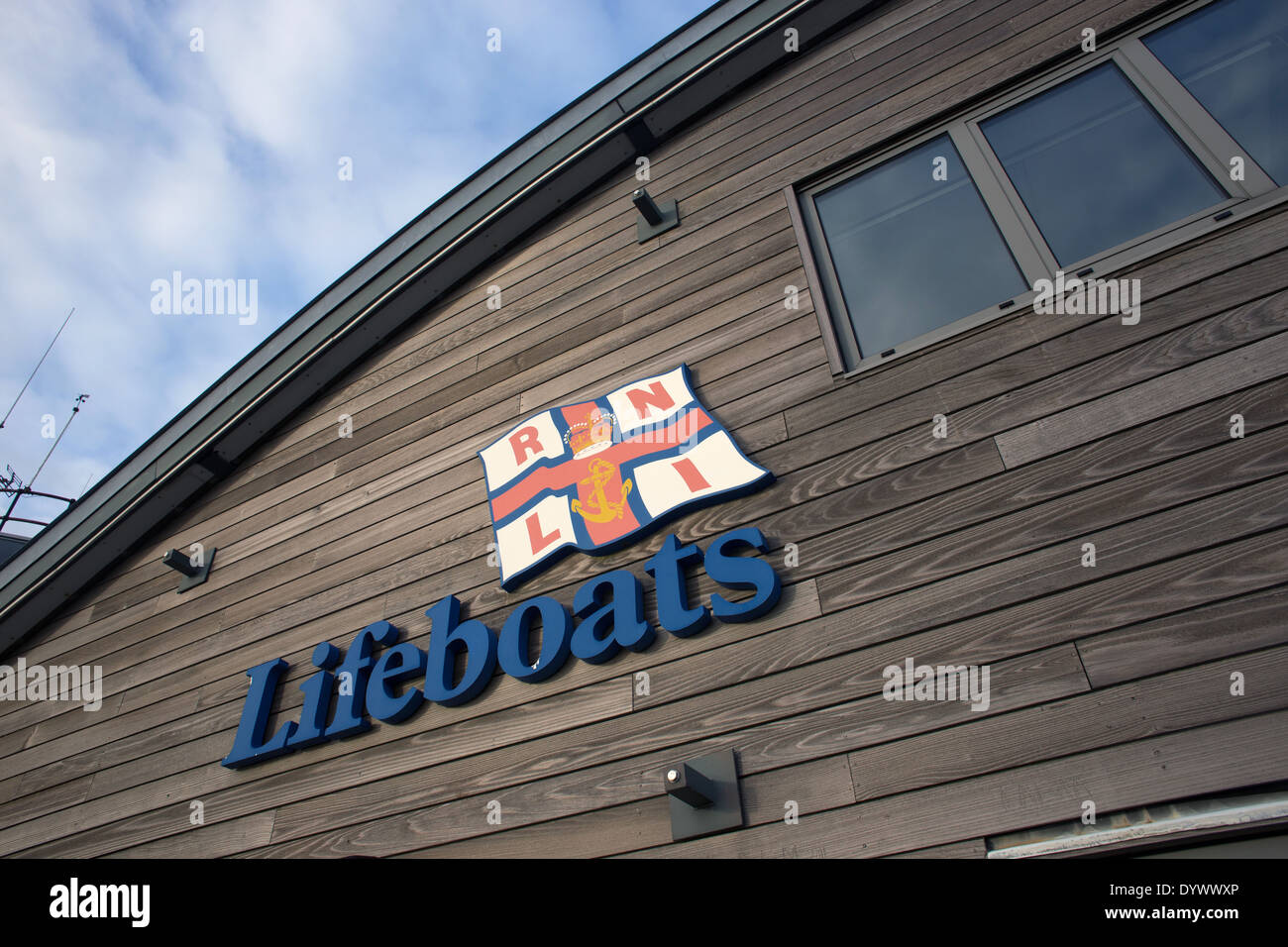 Ein Schild zeigt die RNLI-Flag und das Wort "Rettungsboote", bei der Küstenwache Rettungsstation am Ende des Southend Pier, Essex. Stockfoto