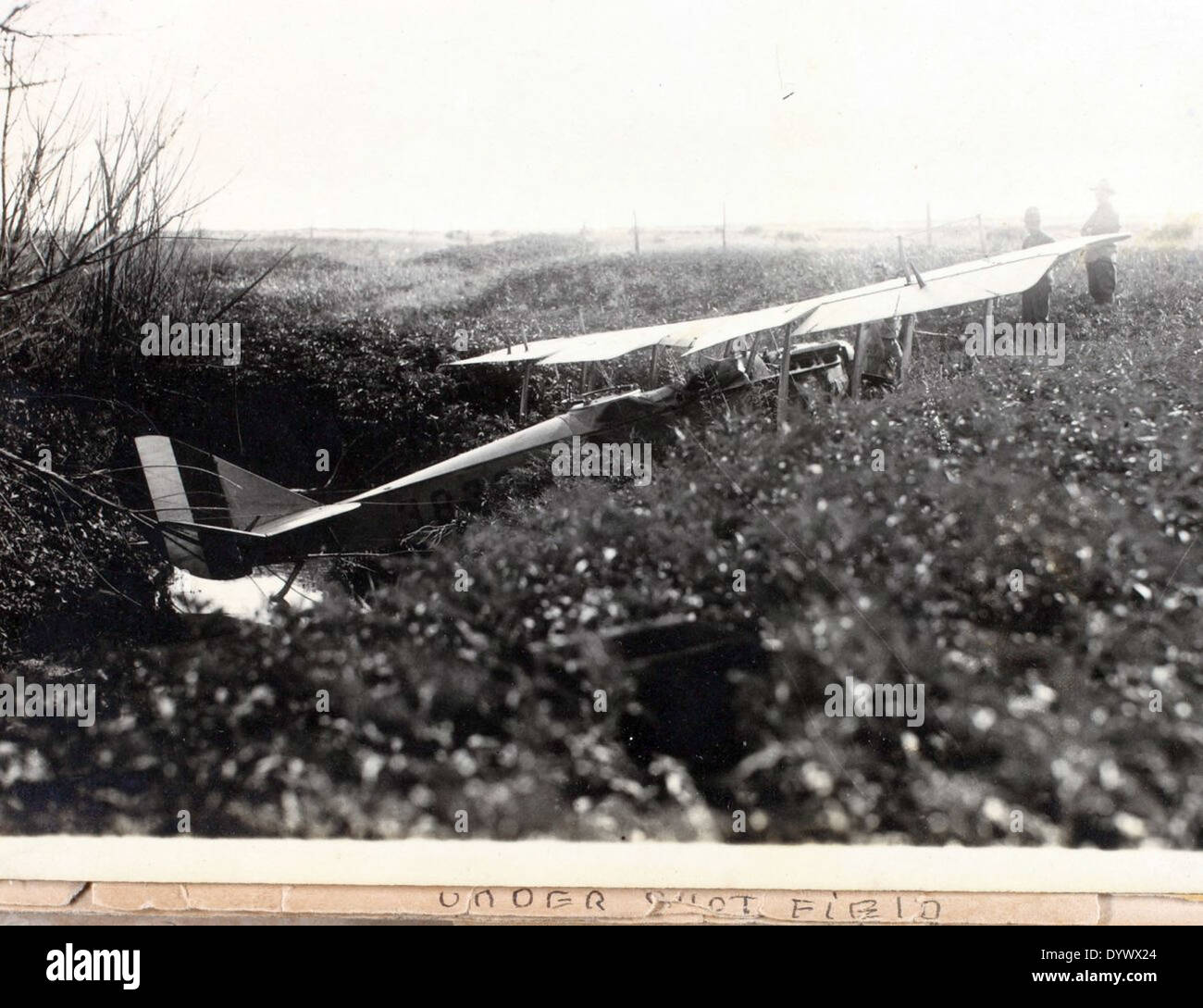 Dieses Bild aus der Fred Alvin Jones Kollektion zeigt ein Foto von Jones, einem bemerkenswerten Piloten von Eastern Airlines. Jones' Karriere trug maßgeblich zur Entwicklung der frühen kommerziellen Luftfahrt in den Vereinigten Staaten bei. Stockfoto