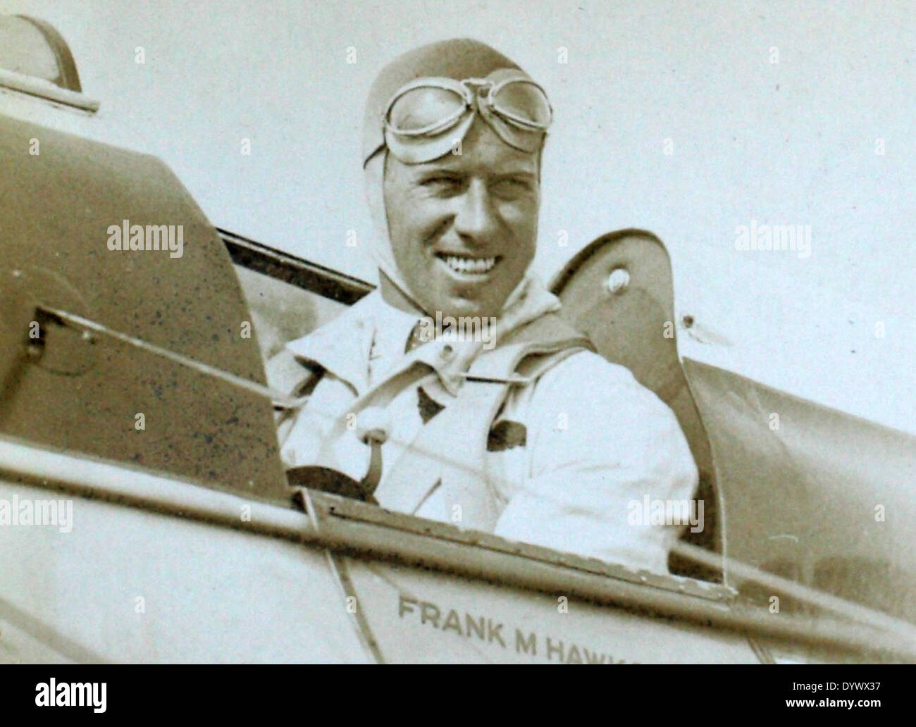 Das AL-58 Jones Album enthält Bilder von Flugrennen und Luftfahrtgeschichte, darunter die Teilnahme von Frank Hawks, einem renommierten Air-Racer. Dieses spezifische Bild fängt einen Moment aus einem Luftrennen mit Eastern Airlines ein und unterstreicht den Wettkampfgeist der frühen Luftfahrt und die Bedeutung des Luftverkehrs als Sport im 20. Jahrhundert. Stockfoto