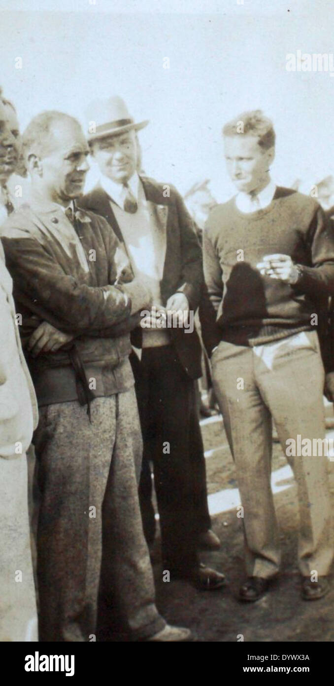 Dieses Bild aus dem AL-58 Jones Album zeigt Fred Alvin Jones, einen Piloten der Eastern Airlines, mit bekannten Flugzeugfiguren wie James H. Doolittle. Doolittle war berühmt für seinen Angriff auf Tokio im Zweiten Weltkrieg. Stockfoto