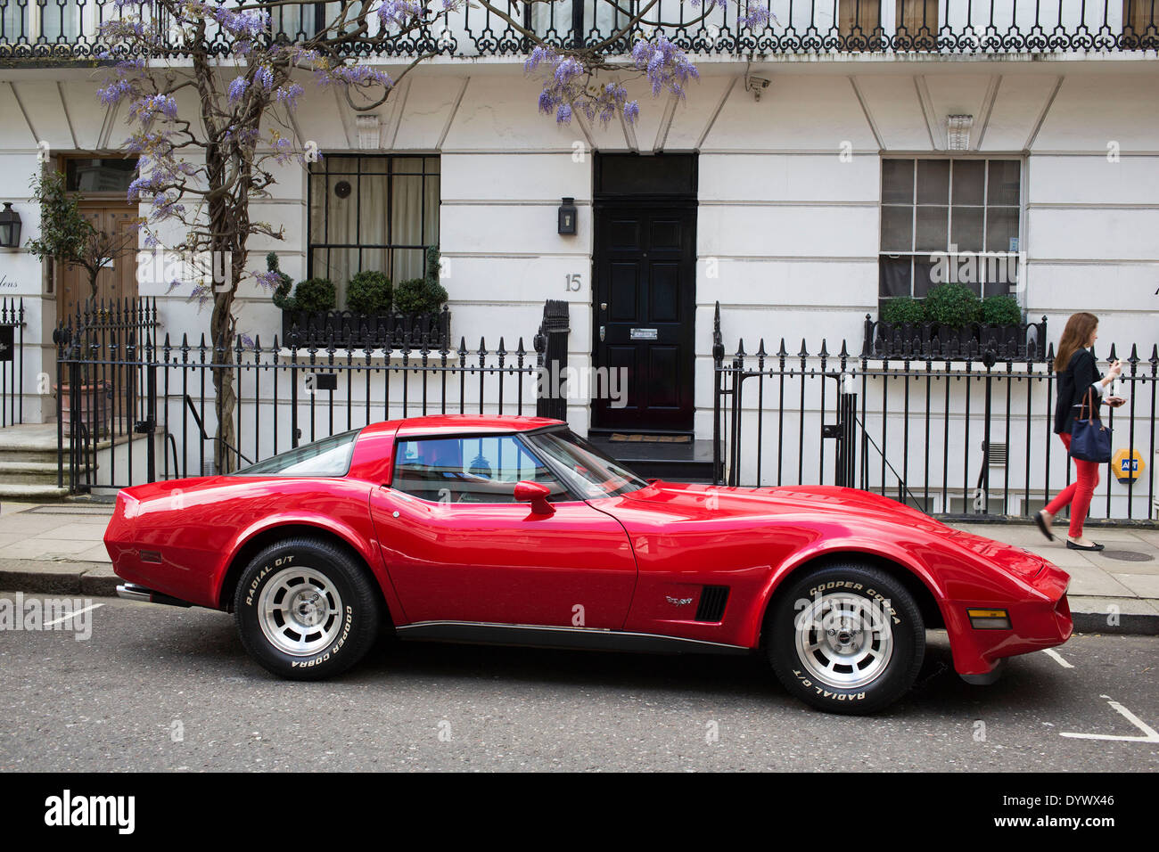 Oldtimer Sportwagen Red Corvette geparkt vor einem Haus in Knightbridg. Reichtum in West-London, UK. Stockfoto