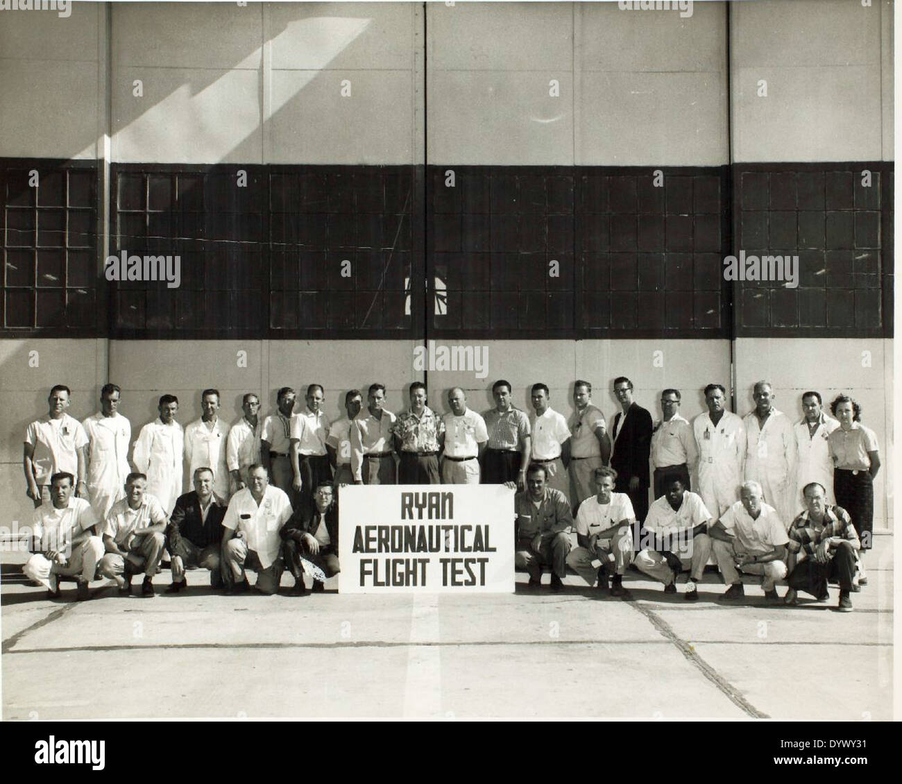Ein Foto, das Mitarbeiter von Ryan Aeronautical zeigt, einem wichtigen Akteur in der frühen Flugzeugentwicklung, und die Ingenieure, Designer und Mitarbeiter hinter den Beiträgen des Unternehmens zur Innovation in der Luftfahrt zeigt. Stockfoto