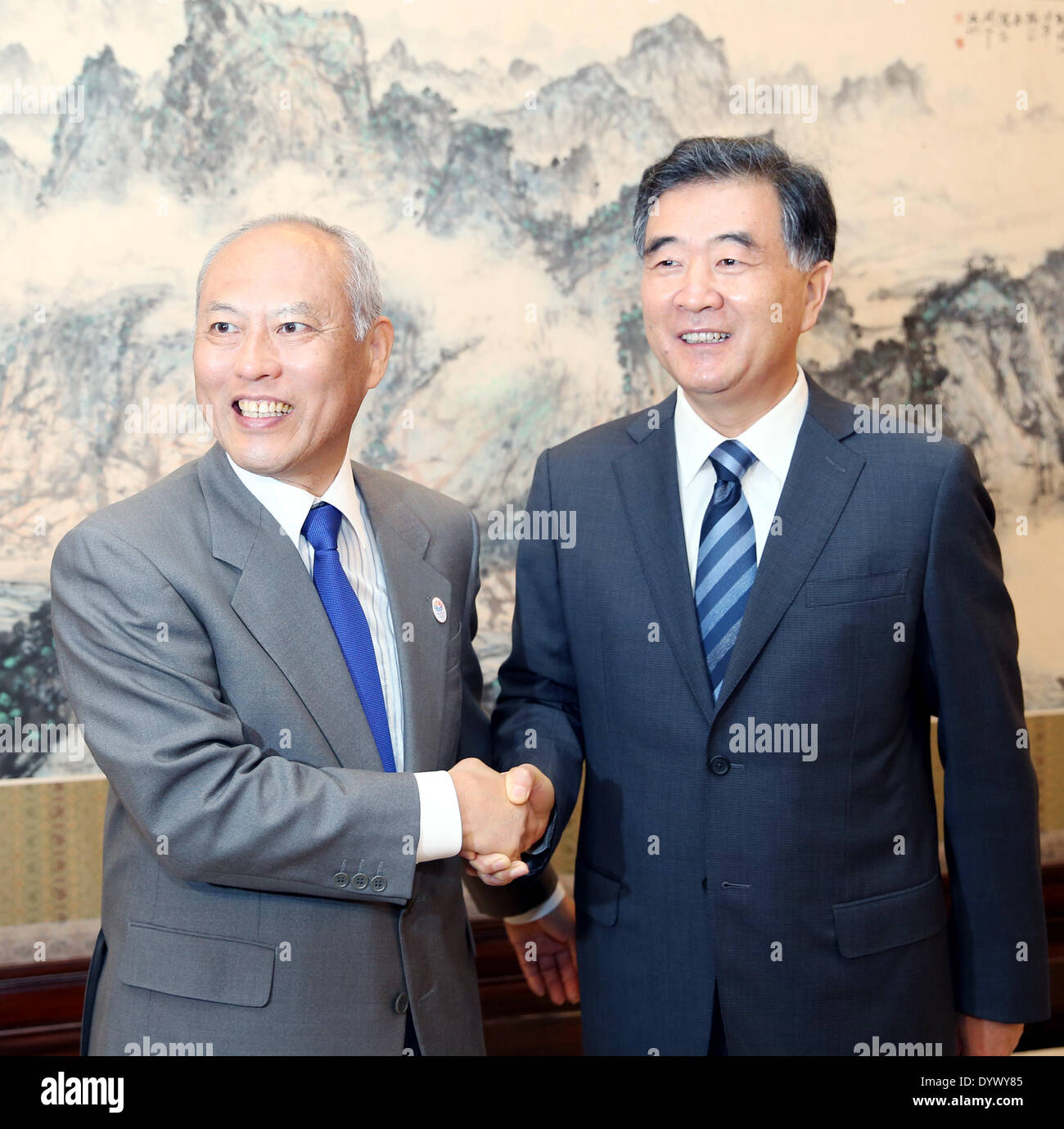 (140426)--Peking, 26. April 2014 (Xinhua)--chinesische Vize-Premier Wang Yang (R) trifft mit Tokyo Gouverneur Yoichi Masuzoe in Peking, Hauptstadt von China, 26. April 2014.   (Xinhua/Yao Dawei) (Zgp) Stockfoto