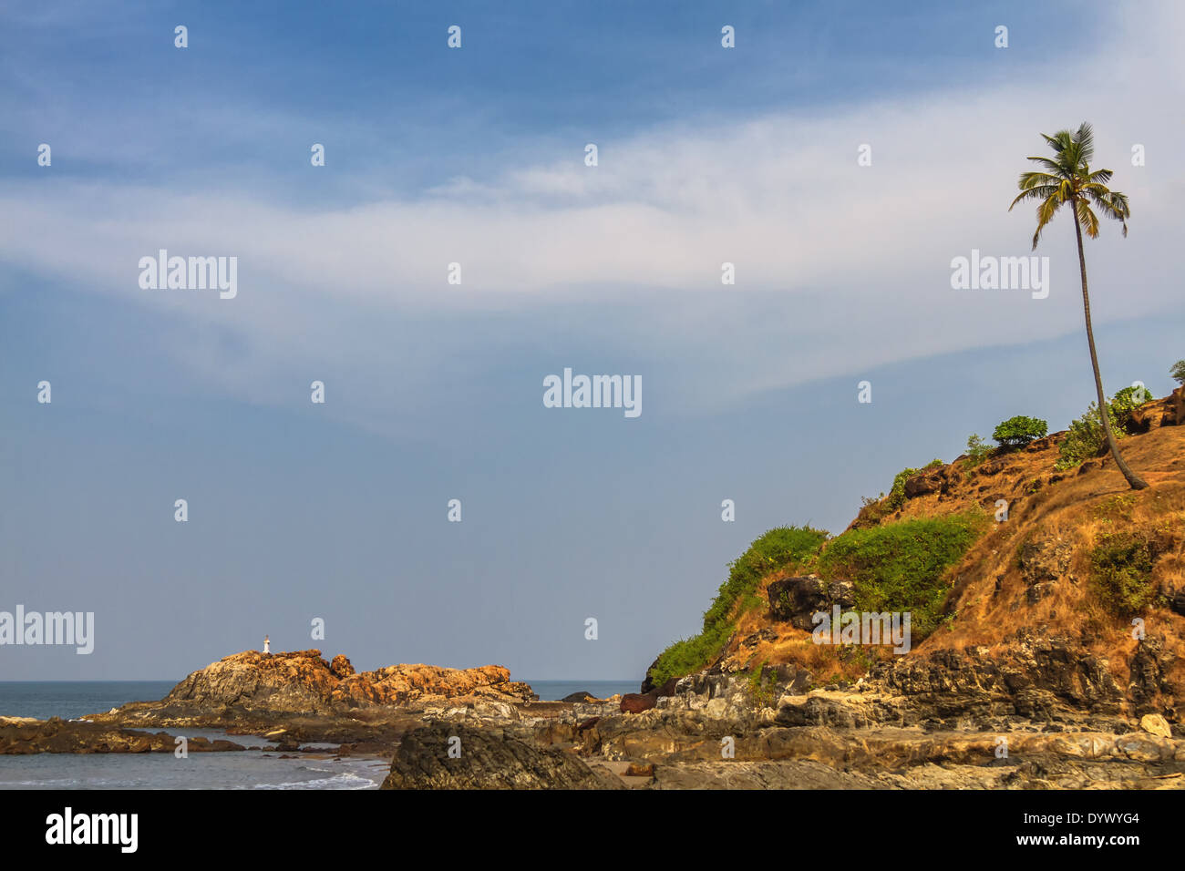 Blick vom Strand in Goa zum arabischen Meer. Felsen in der Nähe von Meer Stockfoto