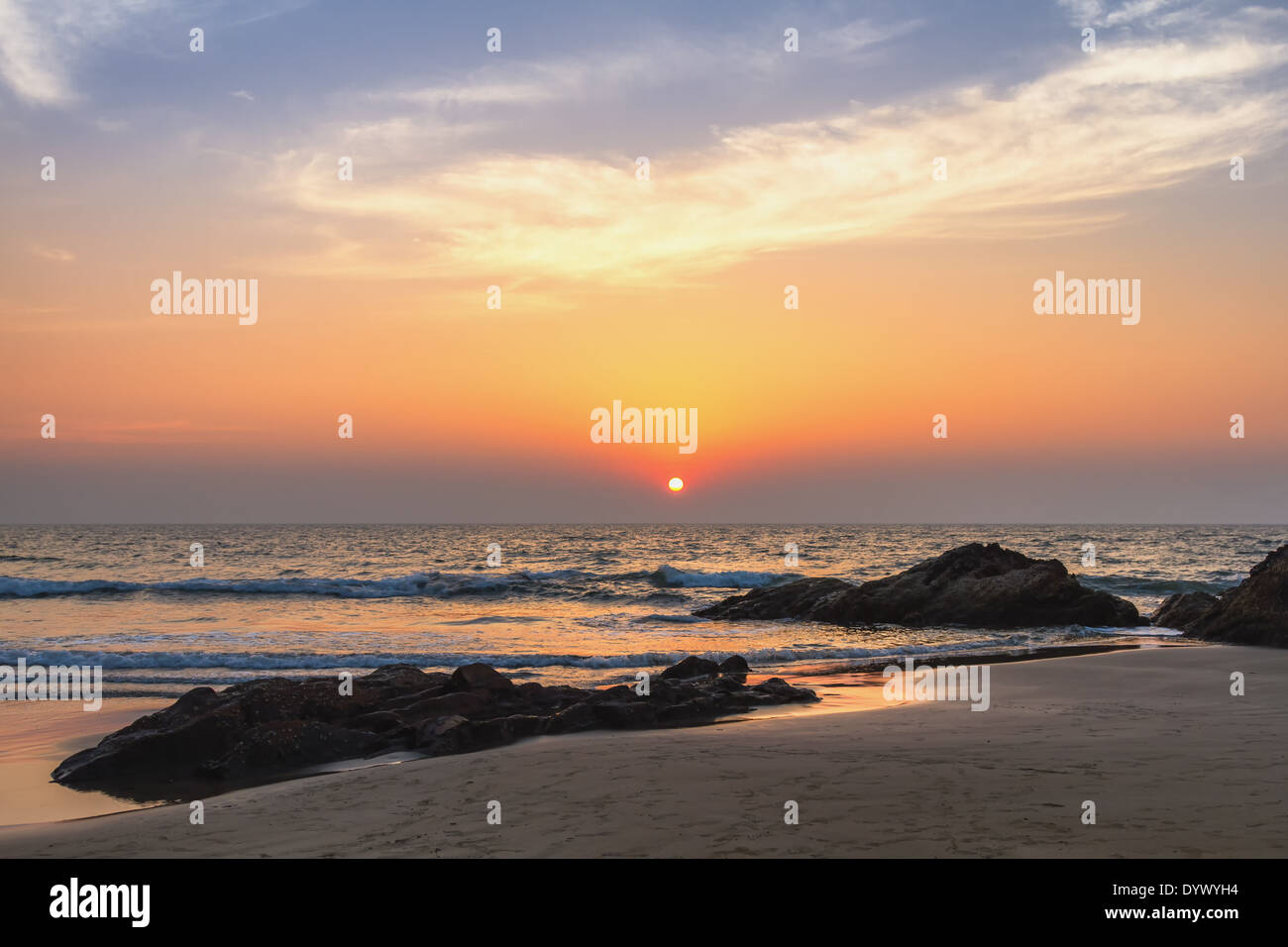 Panoramablick vom Sandstrand in Goa zu wunderschönen Sonnenuntergang über dem arabischen Meer Stockfoto