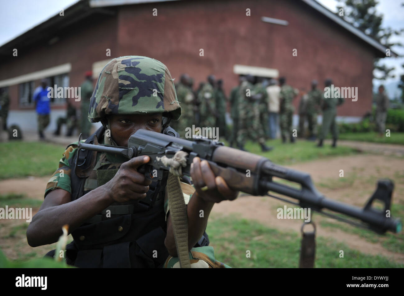 Burundi National Defense Force Soldat während einer Übung im Besitz der US-Marines 19. März 2014 in Bujumbura, Burundi Stockfoto