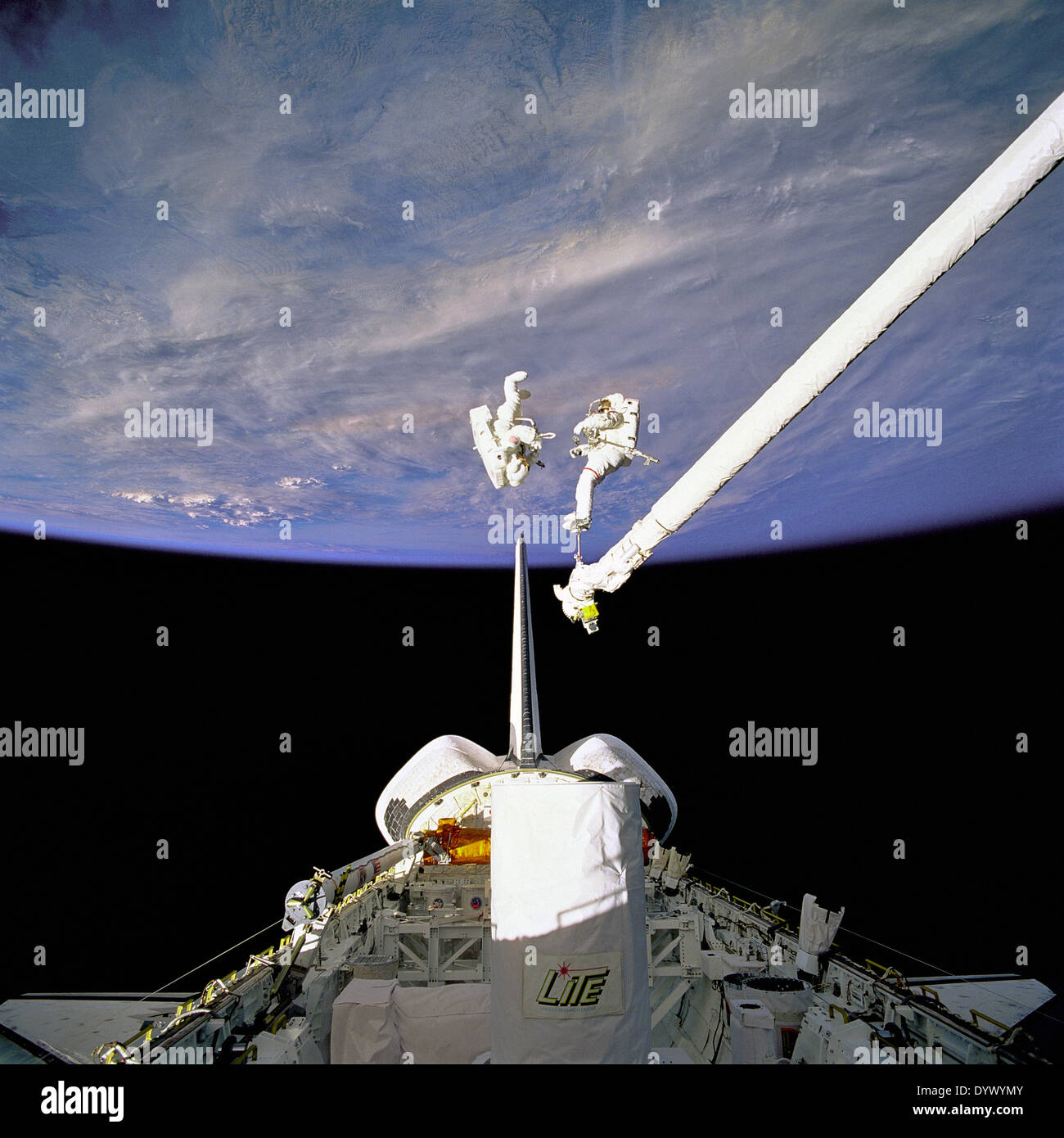 NASA-Astronauten Carl J. Meade und Mark testen die neue vereinfachte Beihilfe für EVA Rescue-System im Orbit 130 Seemeilen über Erde 9. September 1994. Das Paar war eine Raum-Probe der Durchführung eine Kontingenz Rescue-System noch nie verwendet. Stockfoto