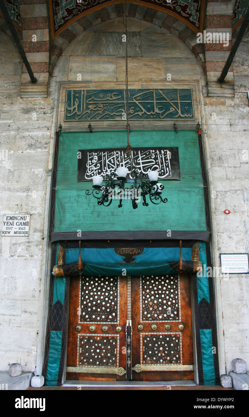 Eminonu Moschee "Perlmutt-Intarsien Tür in Istanbul, Türkei Stockfoto