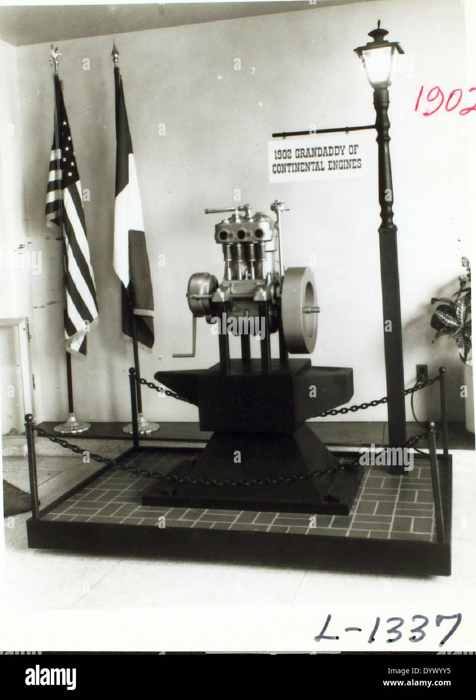 Diese Abbildung zeigt einen Motor von Continental Motors, der seine Rolle in verschiedenen Flugzeuganwendungen unterstreicht. Continental Motors-Motoren werden seit ihrer Entwicklung sowohl in militärischen als auch in zivilen Flugzeugen eingesetzt. Stockfoto