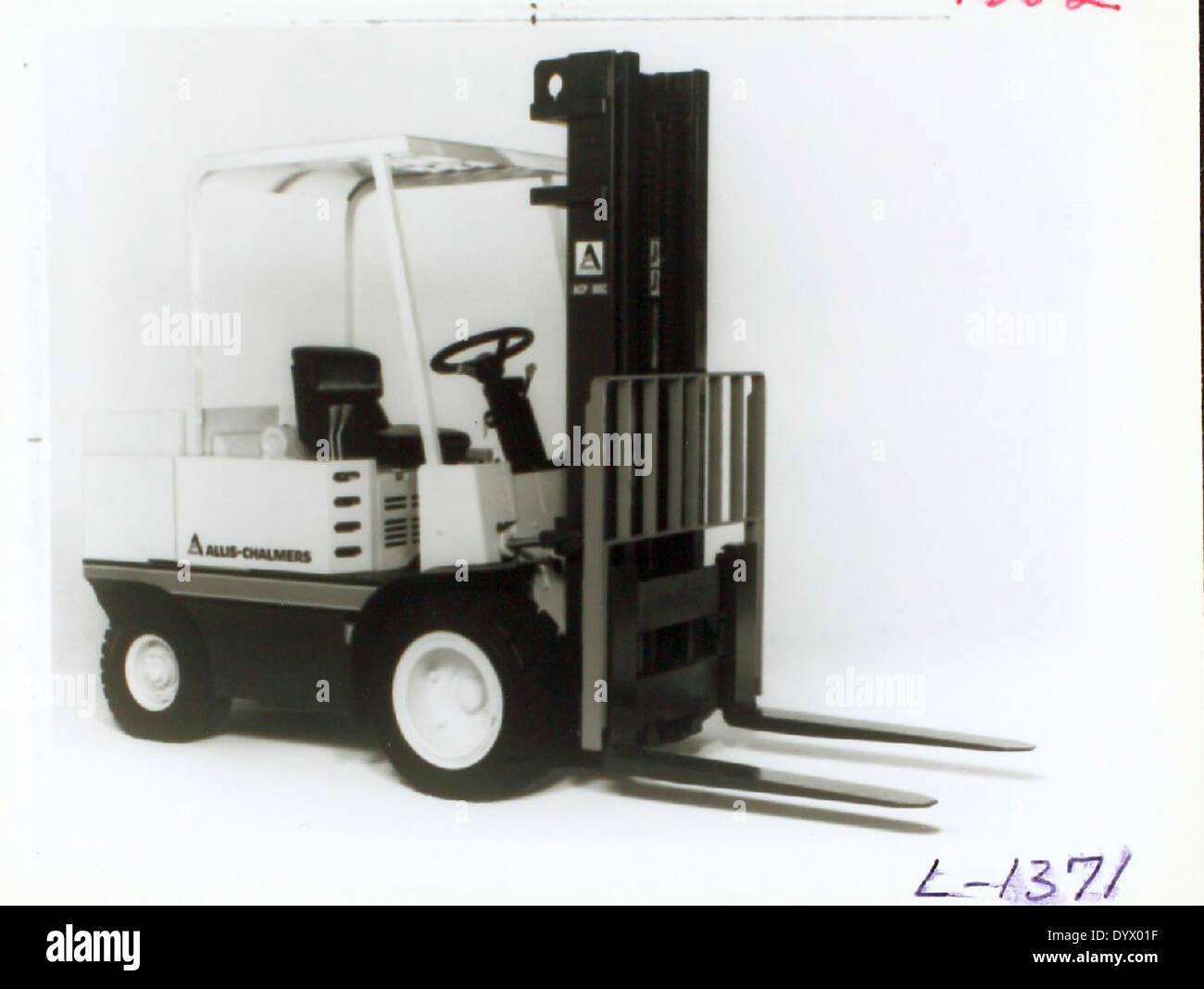 Continental Motors ist ein wichtiger Akteur bei der Entwicklung von Flugzeugmotoren für zivile und militärische Anwendungen. Dieses Bild zeigt die verschiedenen Einsatzmöglichkeiten ihrer Motoren in einer Reihe von Flugzeugen und zeigt ihre Bedeutung für die Geschichte der Luftfahrt. Stockfoto