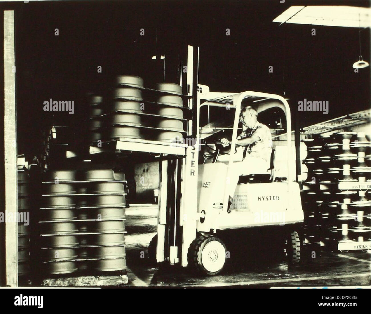 Dieses Bild zeigt verschiedene Einsatzmöglichkeiten von Motoren von Continental Motors, einem Unternehmen, das für seine hochwertigen Flugzeugmotoren bekannt ist, die sowohl in der zivilen als auch in der militärischen Luftfahrt weit verbreitet sind. Stockfoto