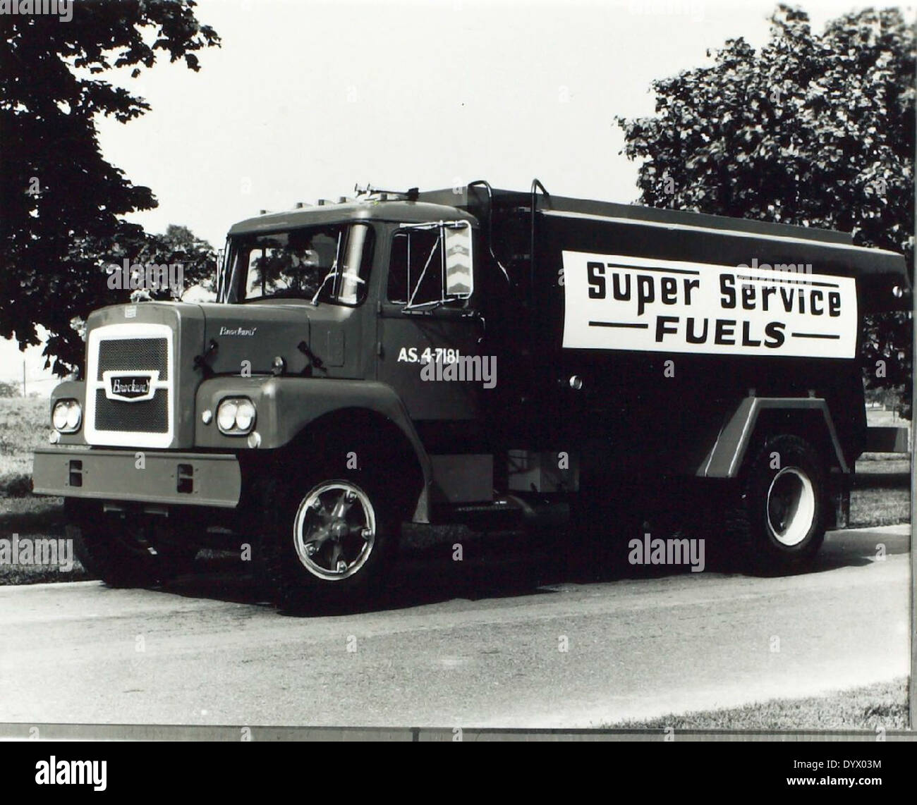 Dieses Bild zeigt ein Triebwerk von Continental Motors, einem der wichtigsten Hersteller von Flugzeugmotoren. Continental Motors ist seit langem Lieferant sowohl für zivile als auch für militärische Flugzeuge und bietet zuverlässige Motoren für verschiedene Luftfahrtanwendungen. Stockfoto