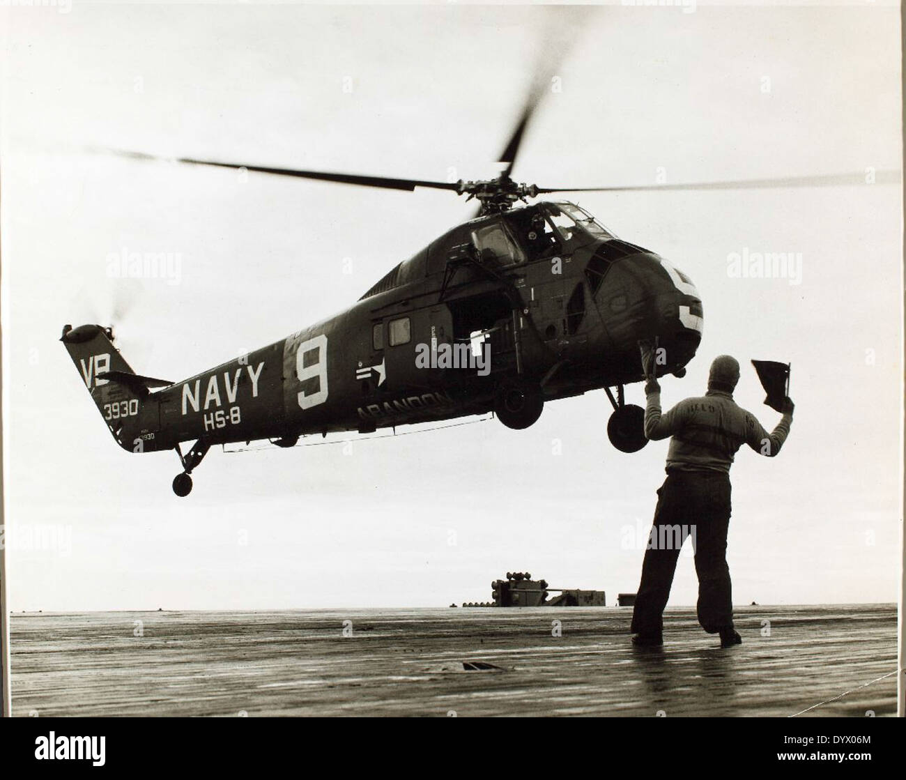 Die HSS-1 #9, Teil der Hubschraubergeschwader 8 (HS-8), nähert sich dem Deck eines Marineschiffs zur Landung. Die HSS-1 war ein Militärhubschrauber, der während der frühen Zeit des Kalten Krieges für U-Boote eingesetzt wurde. Stockfoto