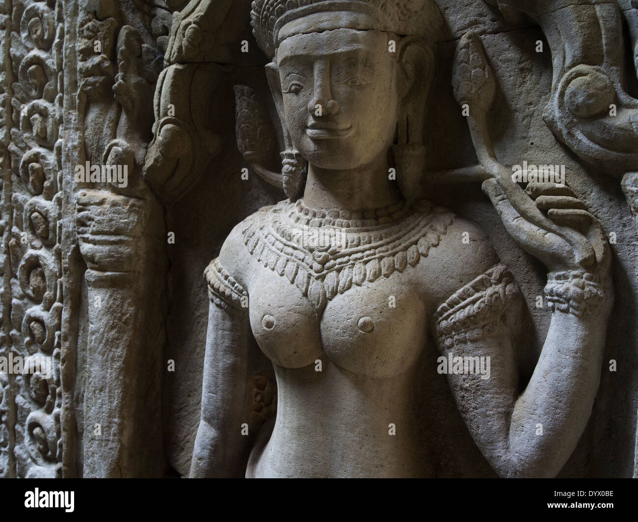 Sandstein Flachrelief Carvings der Apsara im Tempel Preah Khan, Siem Reap, Kambodscha Stockfoto