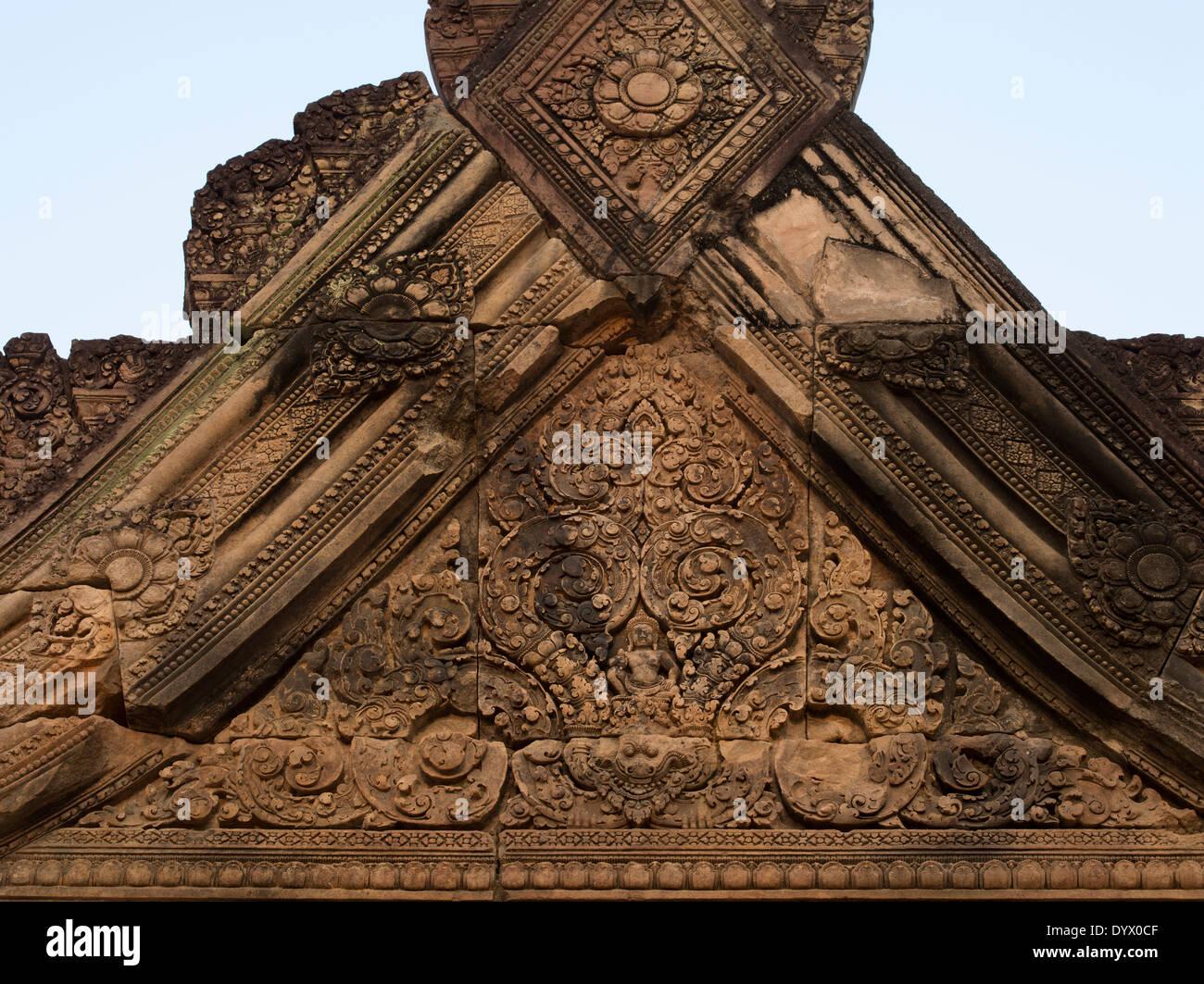 Kunstvollen Schnitzereien in die Sandstein-Türstürze oben Türen am Banteay Srei ein Hindu-Tempel Shiva geweiht. Siem Reap, Kambodscha Stockfoto