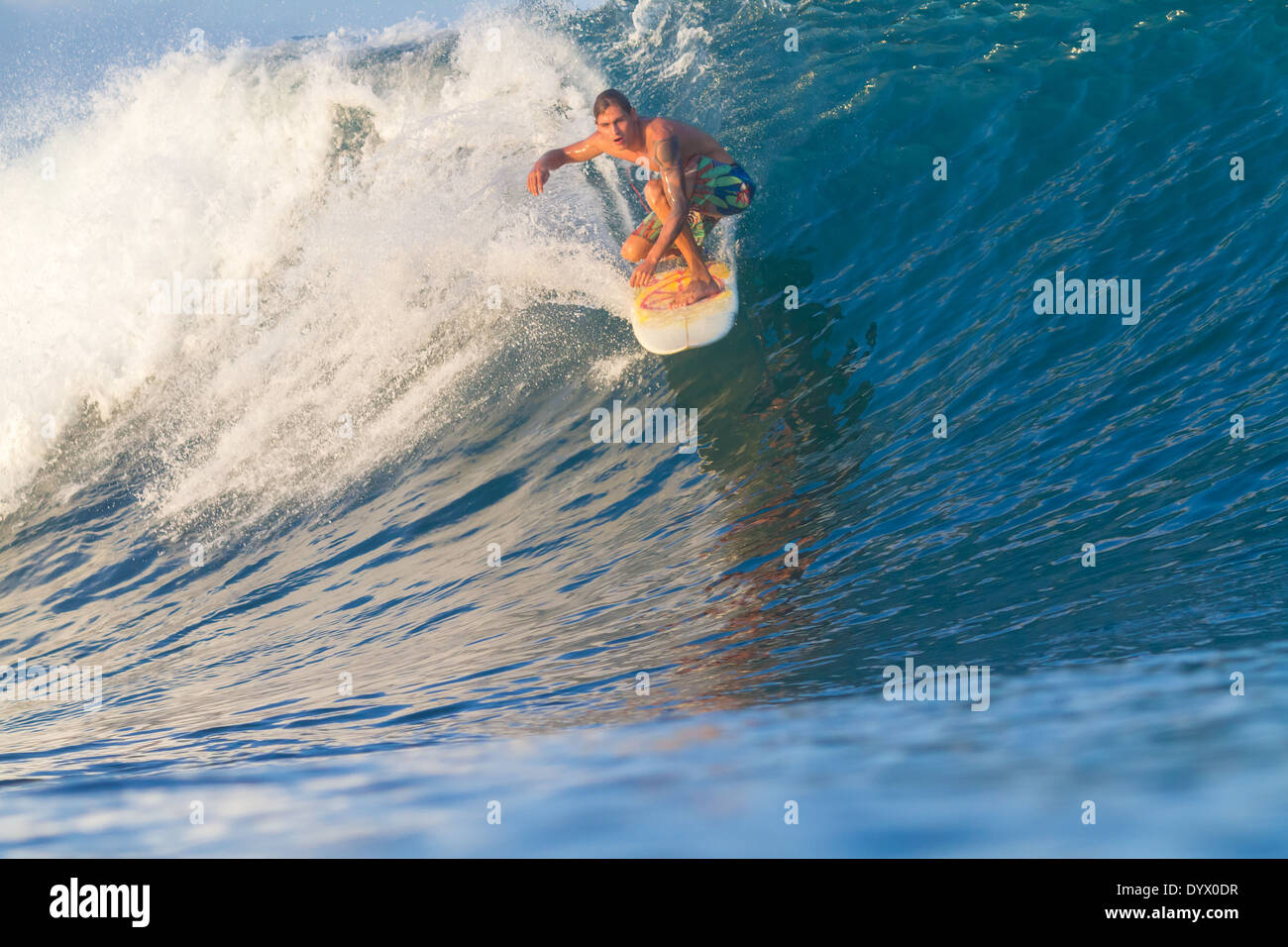 Eine Welle surfen. Stockfoto