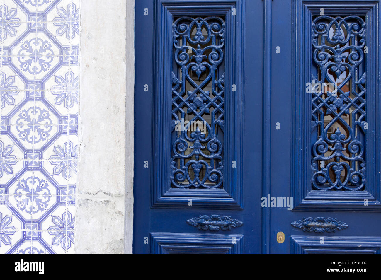 Lissabon, Portugal. Detail der typischen portugiesischen Fliesen und dekorative blaue Tür. Stockfoto