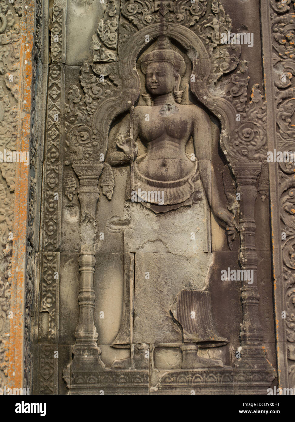 Basrelief Carving Apsara aus Sandstein am Phnom Bakheng, Siem Reap, Kambodscha Stockfoto