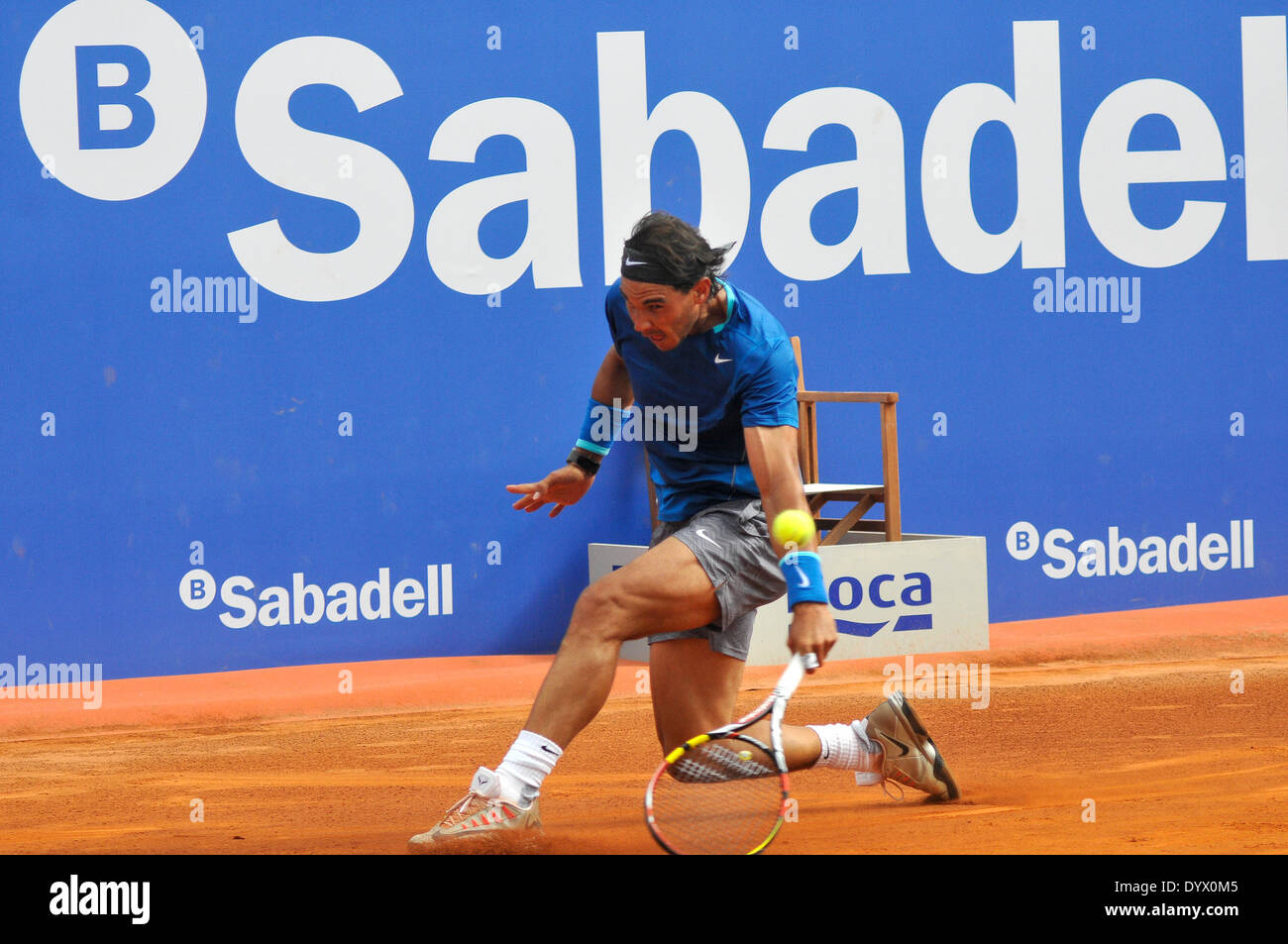 Barcelona, Spanien, 25. April 2014. Rafael Nadal im Wettbewerb gegen Nicolas Almagro in Barcelona Open Banc de Sabadell 2014 ATP 500 Viertelfinale. Nicolas Almagro besiegt Rafael Nadal 6-2-6-7-4-6 im Viertelfinale Open 2014. Almagro gehen bis ins Halbfinale. Bildnachweis: Fototext/Alamy Live-Nachrichten Stockfoto