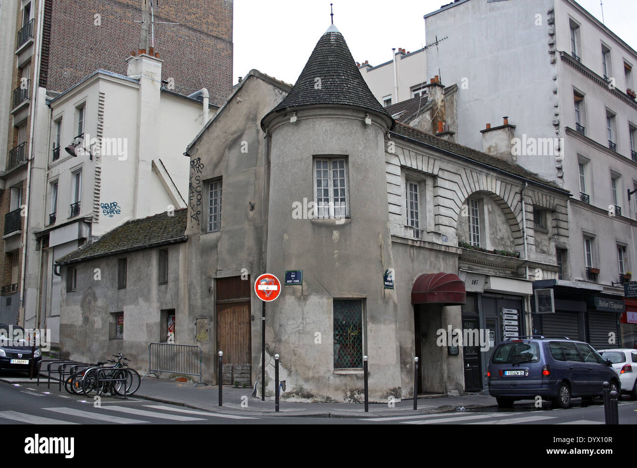 Alten Gebäude am 63 Rue du Mont Cenis, Paris. Stockfoto