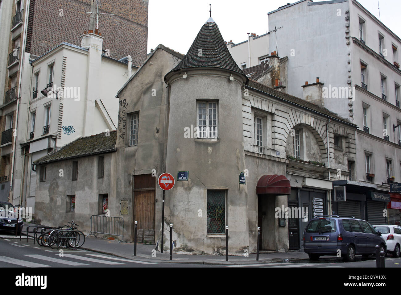Alten Gebäude am 63 Rue du Mont Cenis, Paris. Stockfoto