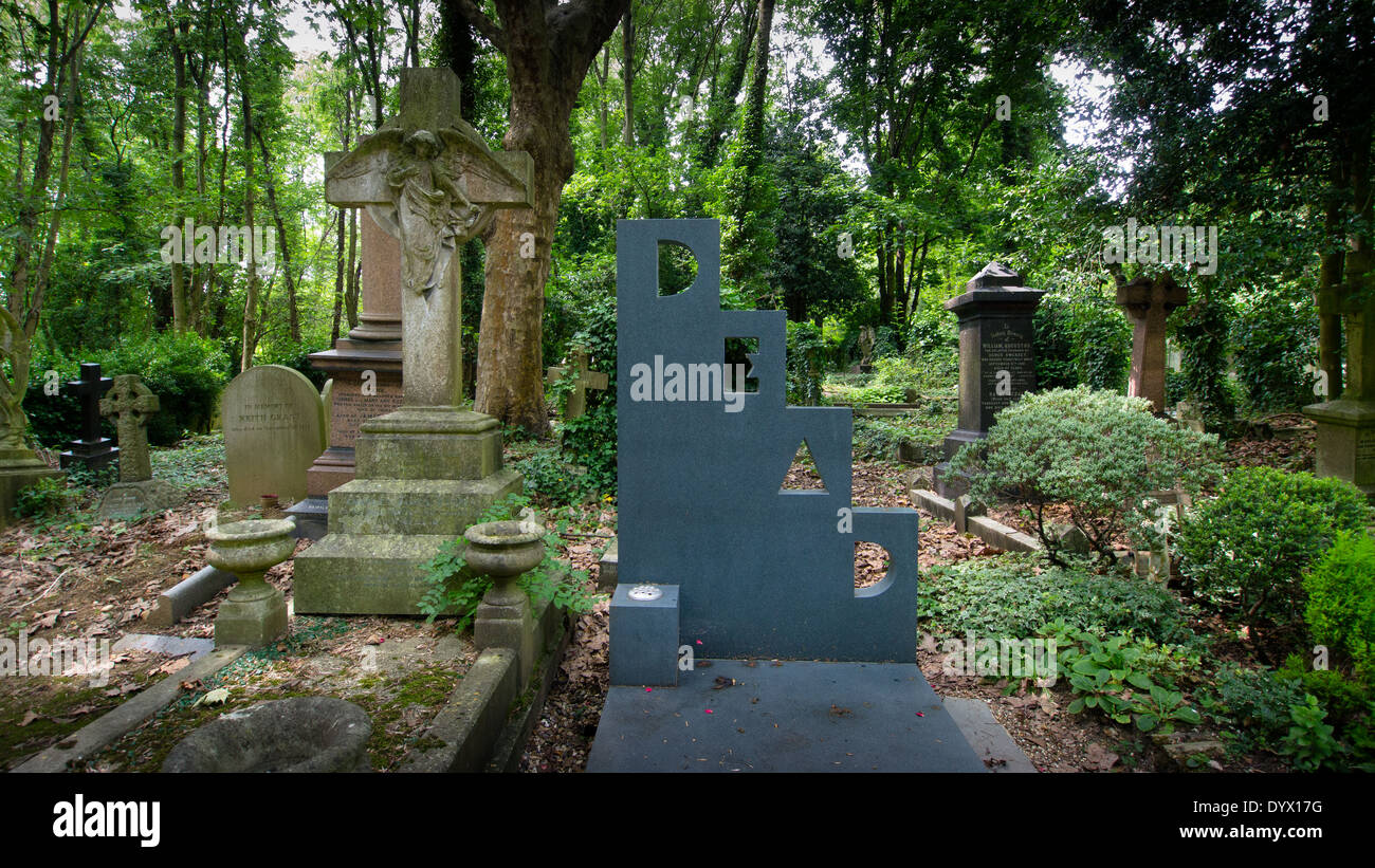 Gräber von alten & Modern auf dem Highgate Cemetery in London. Stockfoto